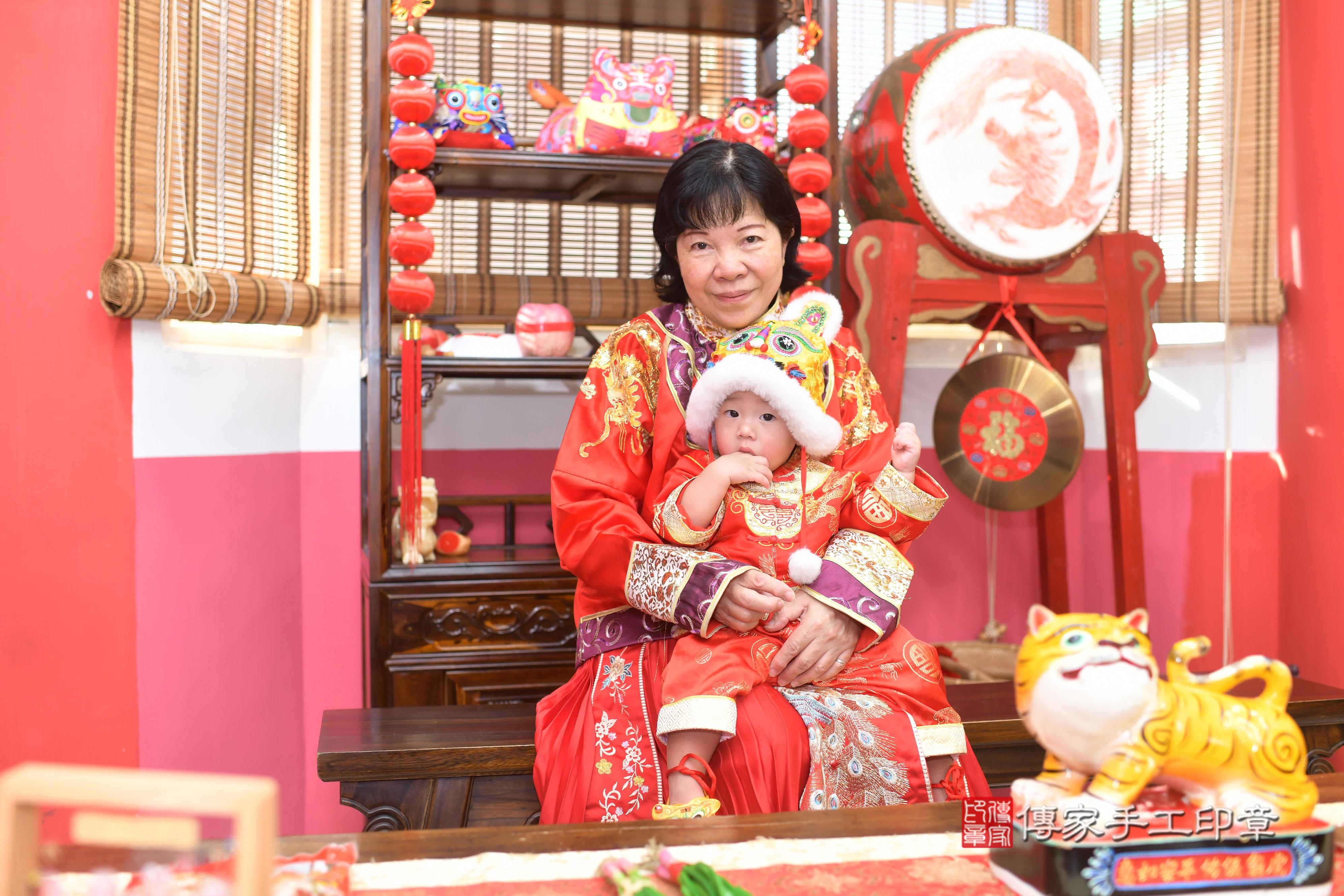 傳家手工印章台南店、抓周、度脺、中國風會場、傳家嬰兒古禮、吉祥話、抓周道具物品24種、拍照。抓周證書。寶寶抓周、滿周歲、生日快樂、祝福 傳家手工印章台南店、抓周、度脺、中國風會場、傳家嬰兒古禮、吉祥話、抓周道具物品24種、拍照。抓周證書。寶寶抓周、滿周歲、生日快樂、祝福