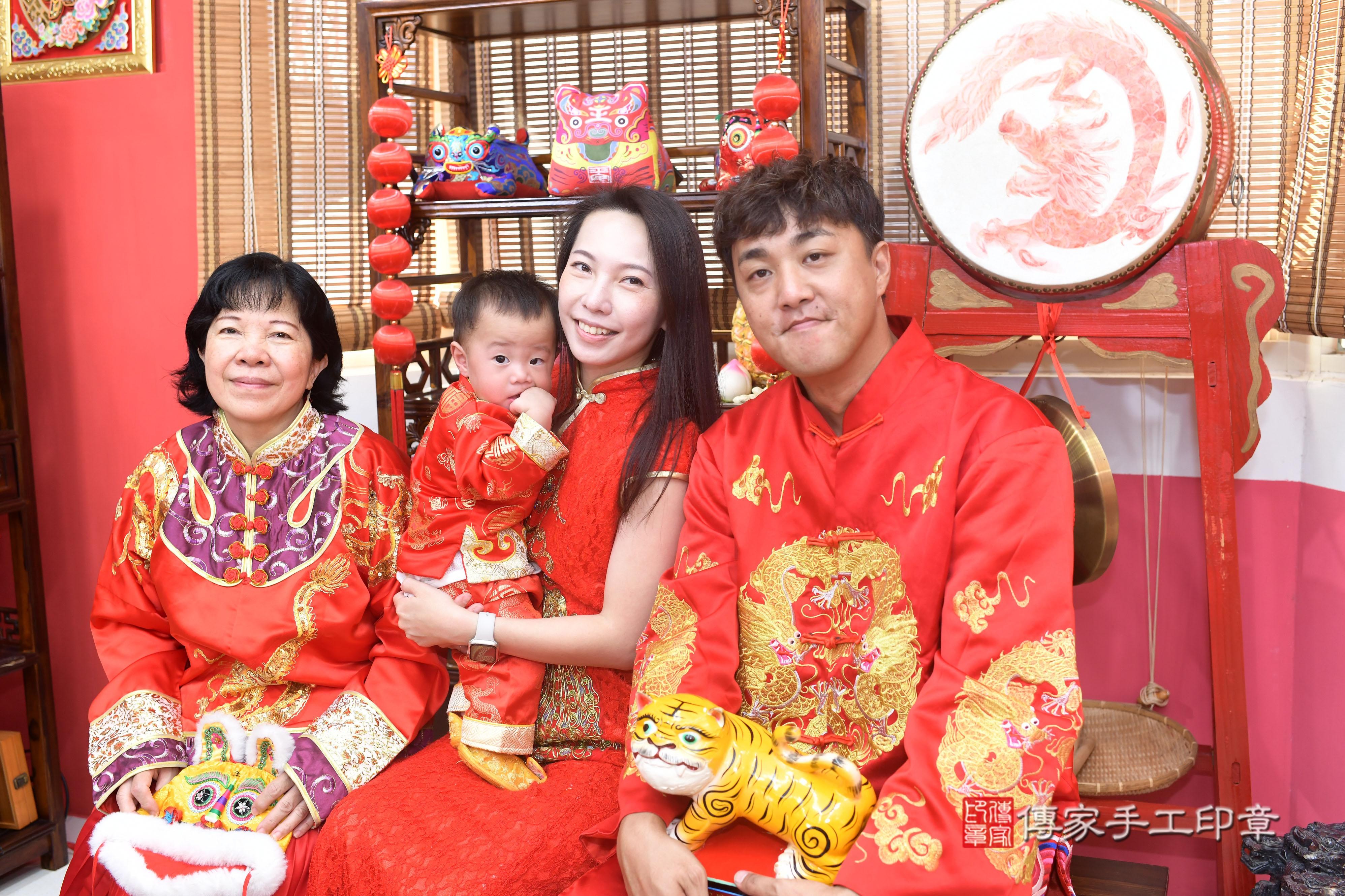 傳家手工印章台南店、抓周、度脺、中國風會場、傳家嬰兒古禮、吉祥話、抓周道具物品24種、拍照。抓周證書。寶寶抓周、滿周歲、生日快樂、祝福 傳家手工印章台南店、抓周、度脺、中國風會場、傳家嬰兒古禮、吉祥話、抓周道具物品24種、拍照。抓周證書。寶寶抓周、滿周歲、生日快樂、祝福