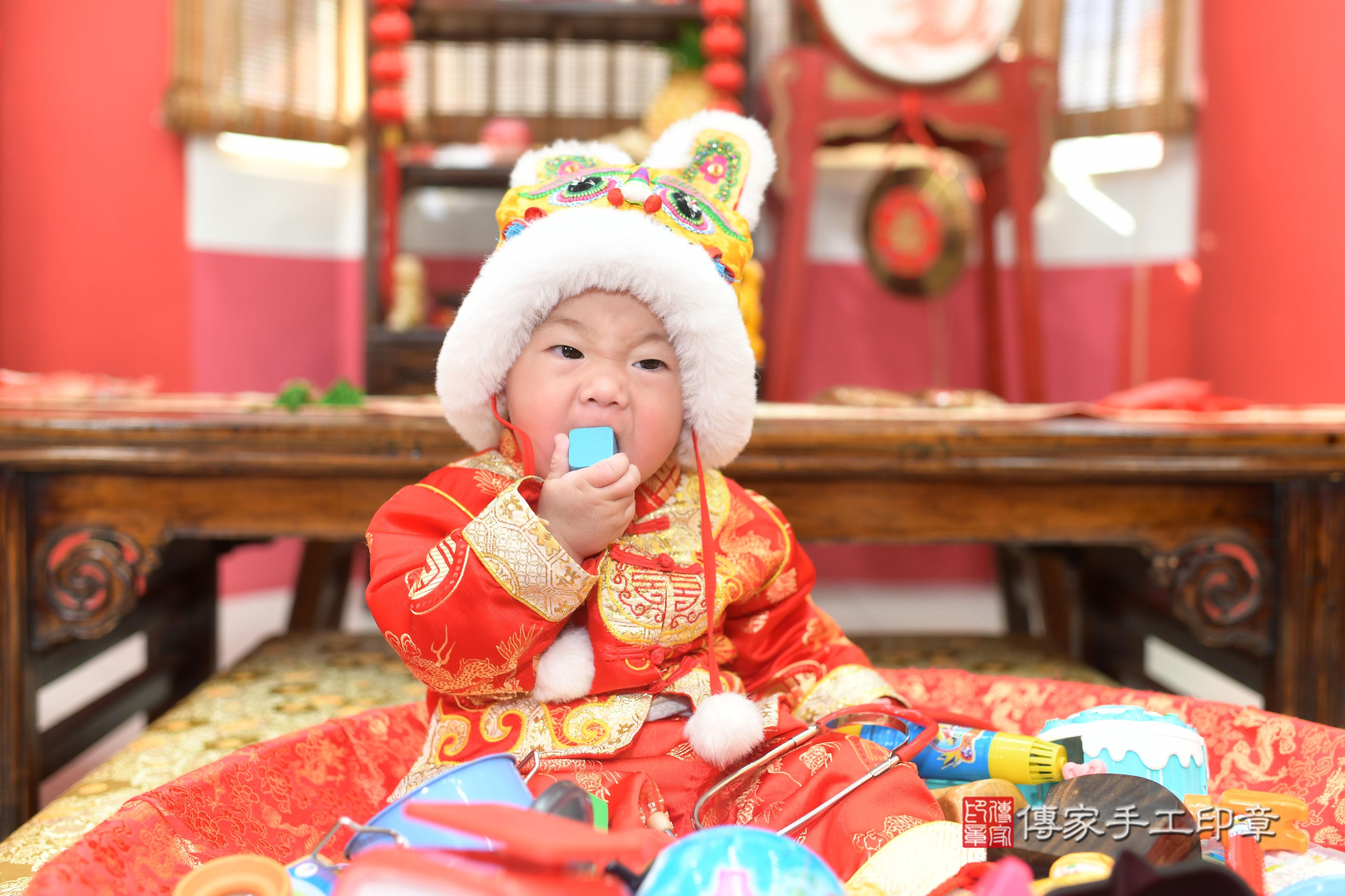 傳家手工印章台南店、抓周、度脺、中國風會場、傳家嬰兒古禮、吉祥話、抓周道具物品24種、拍照。抓周證書。寶寶抓周、滿周歲、生日快樂、祝福 傳家手工印章台南店、抓周、度脺、中國風會場、傳家嬰兒古禮、吉祥話、抓周道具物品24種、拍照。抓周證書。寶寶抓周、滿周歲、生日快樂、祝福