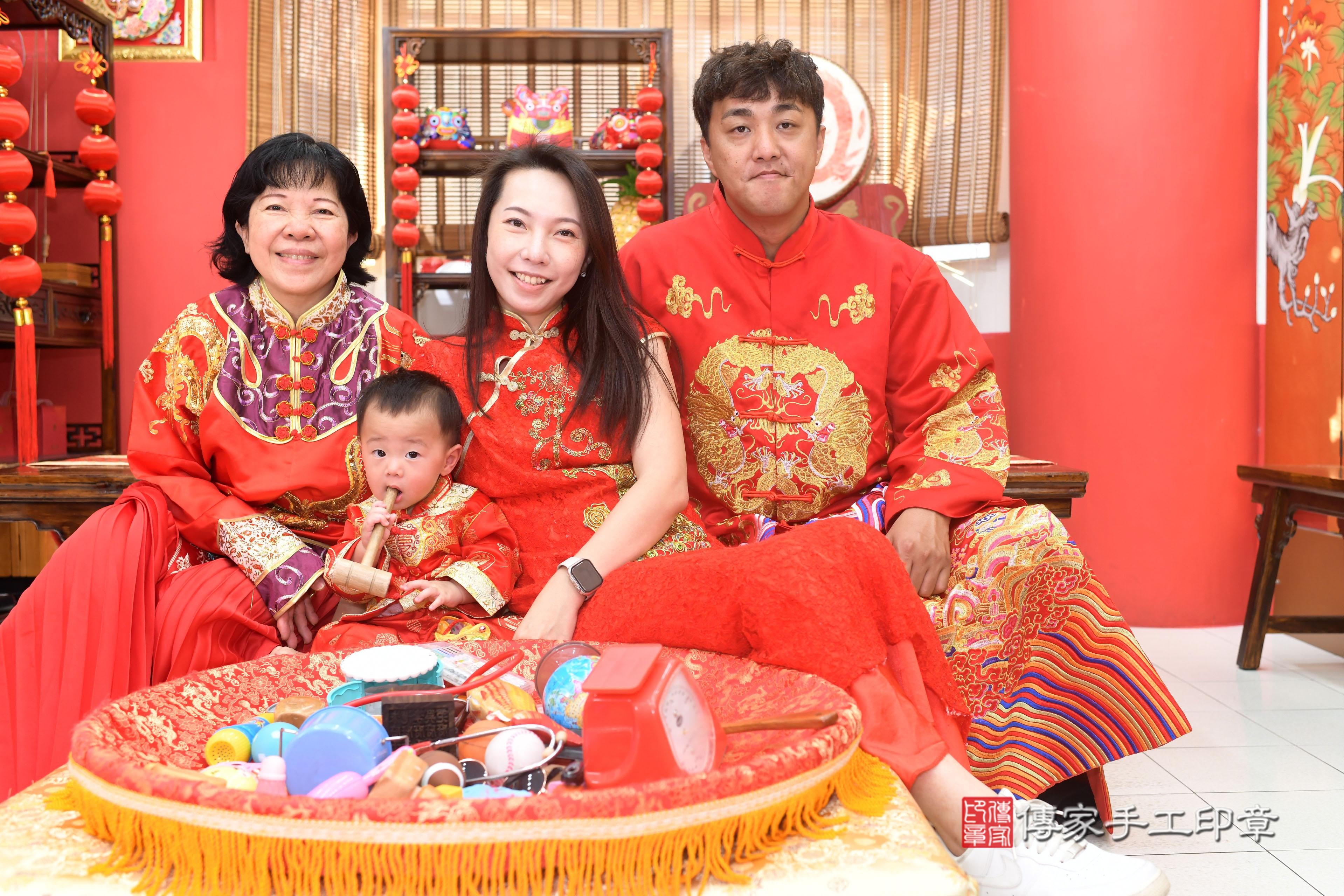 傳家手工印章台南店、抓周、度脺、中國風會場、傳家嬰兒古禮、吉祥話、抓周道具物品24種、拍照。抓周證書。寶寶抓周、滿周歲、生日快樂、祝福 傳家手工印章台南店、抓周、度脺、中國風會場、傳家嬰兒古禮、吉祥話、抓周道具物品24種、拍照。抓周證書。寶寶抓周、滿周歲、生日快樂、祝福