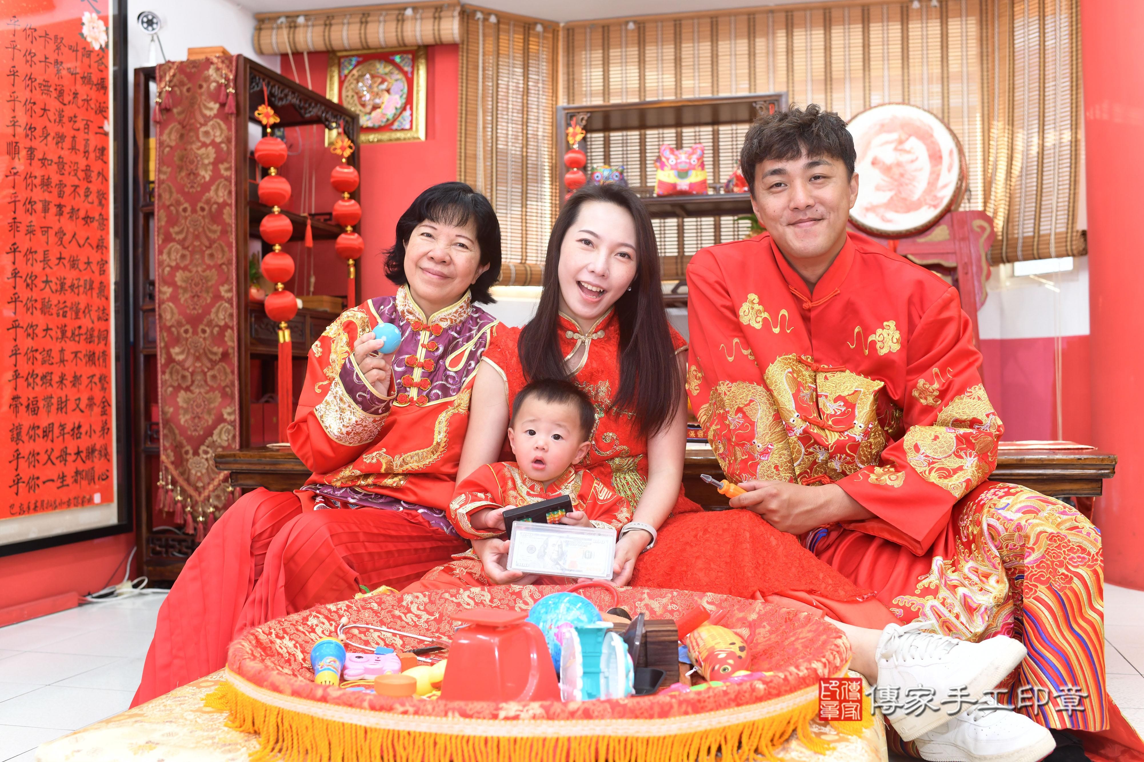 傳家手工印章台南店、抓周、度脺、中國風會場、傳家嬰兒古禮、吉祥話、抓周道具物品24種、拍照。抓周證書。寶寶抓周、滿周歲、生日快樂、祝福 傳家手工印章台南店、抓周、度脺、中國風會場、傳家嬰兒古禮、吉祥話、抓周道具物品24種、拍照。抓周證書。寶寶抓周、滿周歲、生日快樂、祝福