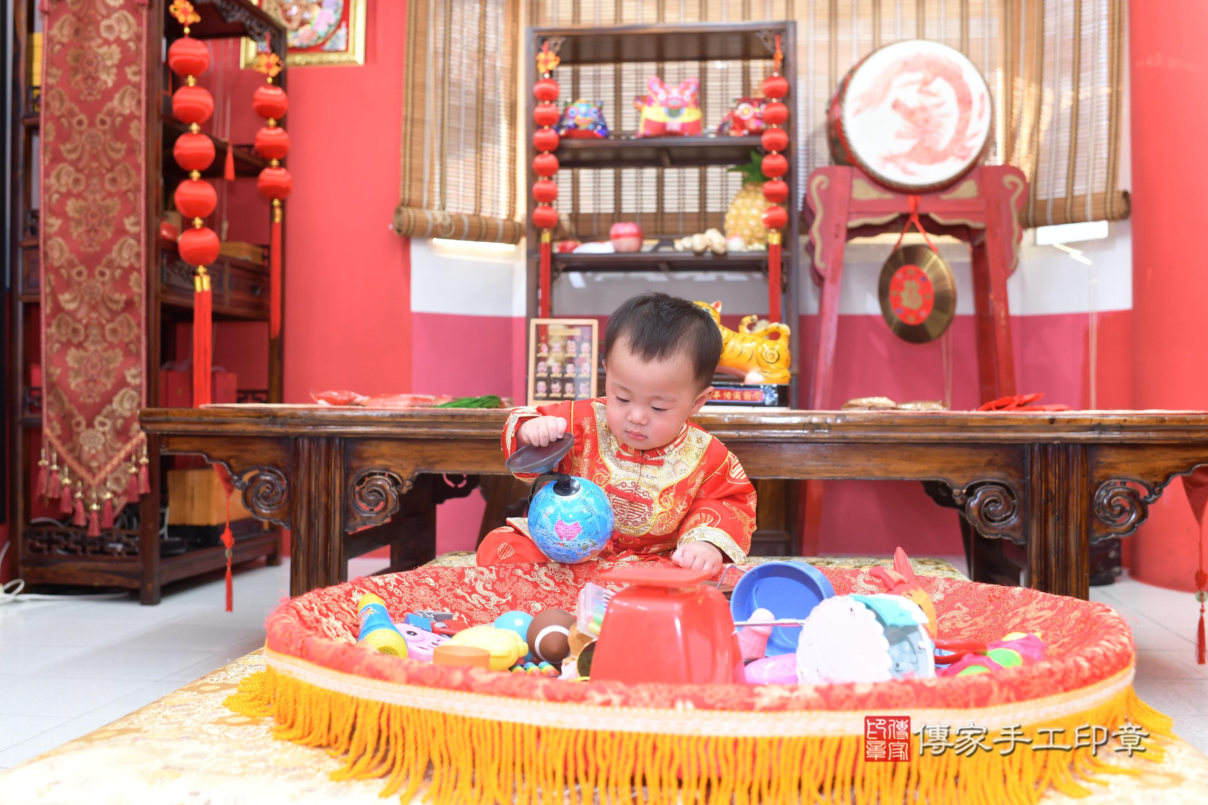 傳家手工印章台南店、抓周、度脺、中國風會場、傳家嬰兒古禮、吉祥話、抓周道具物品24種、拍照。抓周證書。寶寶抓周、滿周歲、生日快樂、祝福 傳家手工印章台南店、抓周、度脺、中國風會場、傳家嬰兒古禮、吉祥話、抓周道具物品24種、拍照。抓周證書。寶寶抓周、滿周歲、生日快樂、祝福