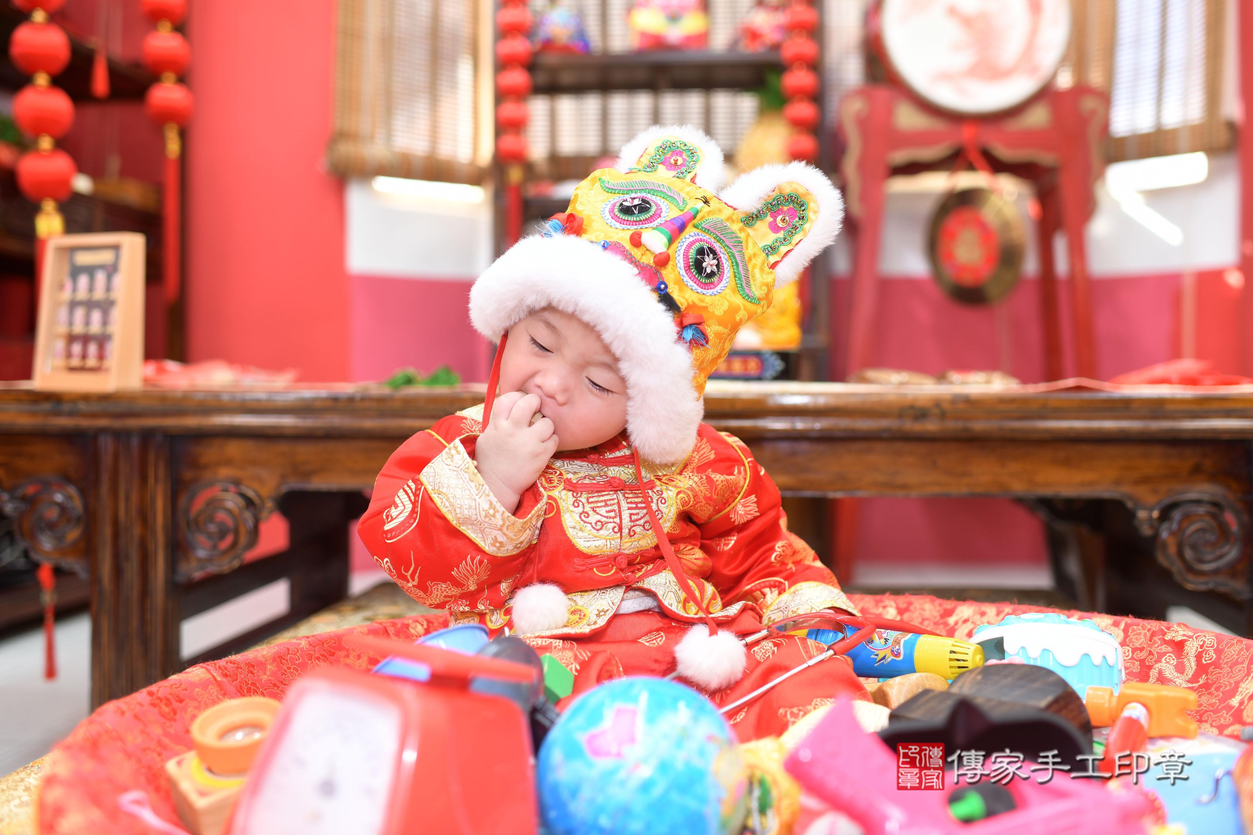 傳家手工印章台南店、抓周、度脺、中國風會場、傳家嬰兒古禮、吉祥話、抓周道具物品24種、拍照。抓周證書。寶寶抓周、滿周歲、生日快樂、祝福 傳家手工印章台南店、抓周、度脺、中國風會場、傳家嬰兒古禮、吉祥話、抓周道具物品24種、拍照。抓周證書。寶寶抓周、滿周歲、生日快樂、祝福