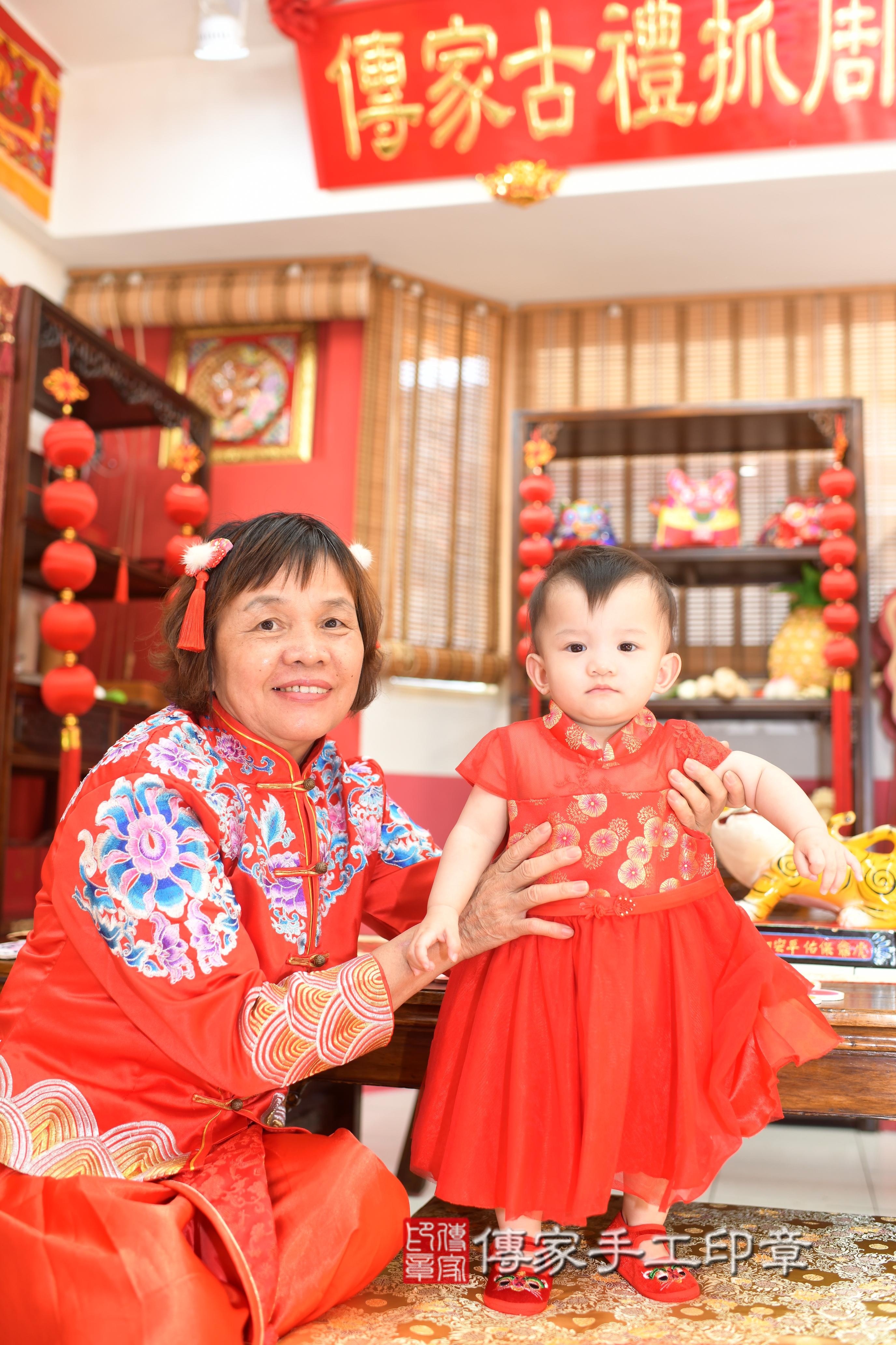 傳家手工印章高雄店、抓周、度脺、中國風會場、傳家嬰兒古禮、吉祥話、抓周道具物品24種、拍照。抓周證書。寶寶抓周、滿周歲、生日快樂、祝福 傳家手工印章高雄店、抓周、度脺、中國風會場、傳家嬰兒古禮、吉祥話、抓周道具物品24種、拍照。抓周證書。寶寶抓周、滿周歲、生日快樂、祝福