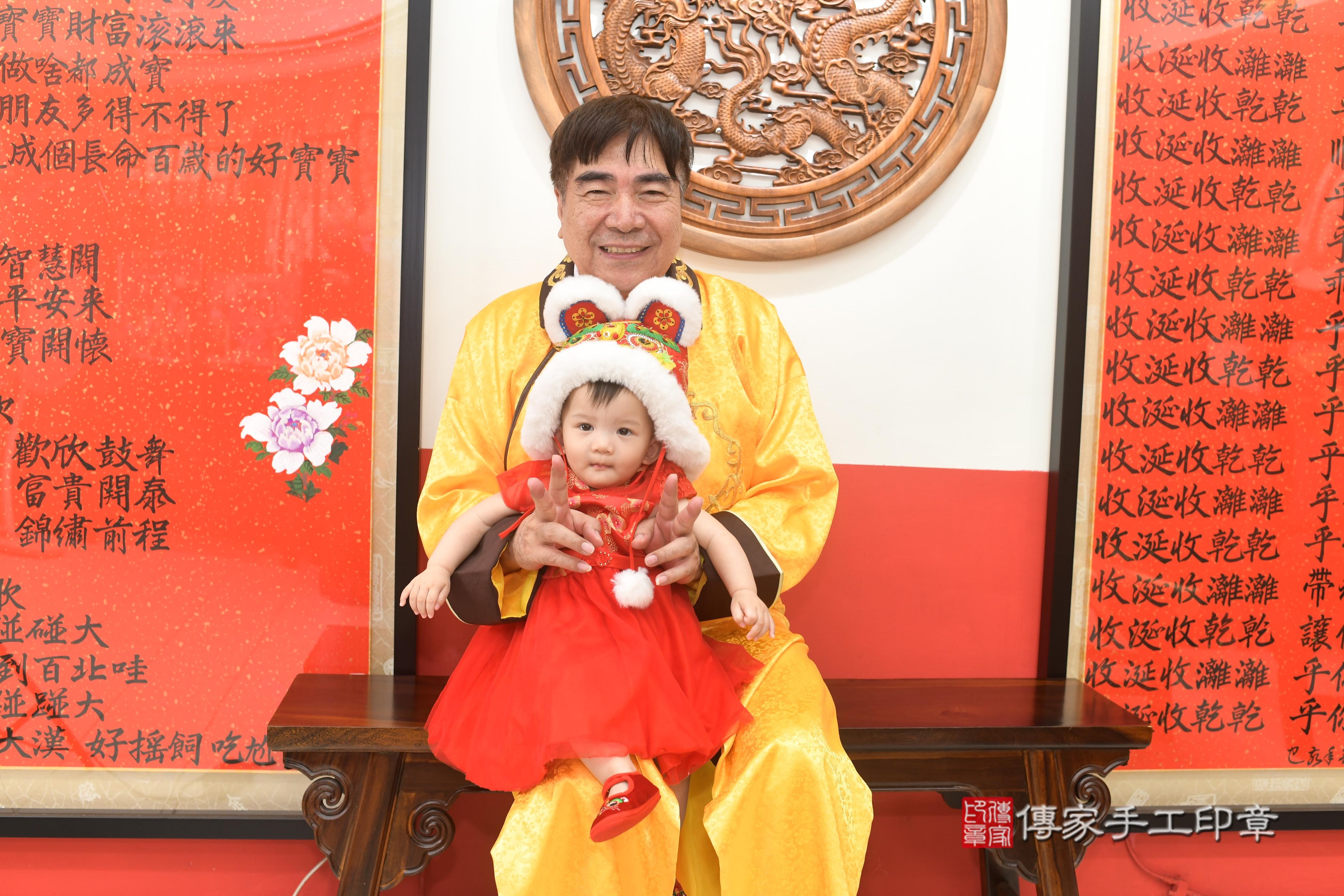 傳家手工印章高雄店、抓周、度脺、中國風會場、傳家嬰兒古禮、吉祥話、抓周道具物品24種、拍照。抓周證書。寶寶抓周、滿周歲、生日快樂、祝福 傳家手工印章高雄店、抓周、度脺、中國風會場、傳家嬰兒古禮、吉祥話、抓周道具物品24種、拍照。抓周證書。寶寶抓周、滿周歲、生日快樂、祝福