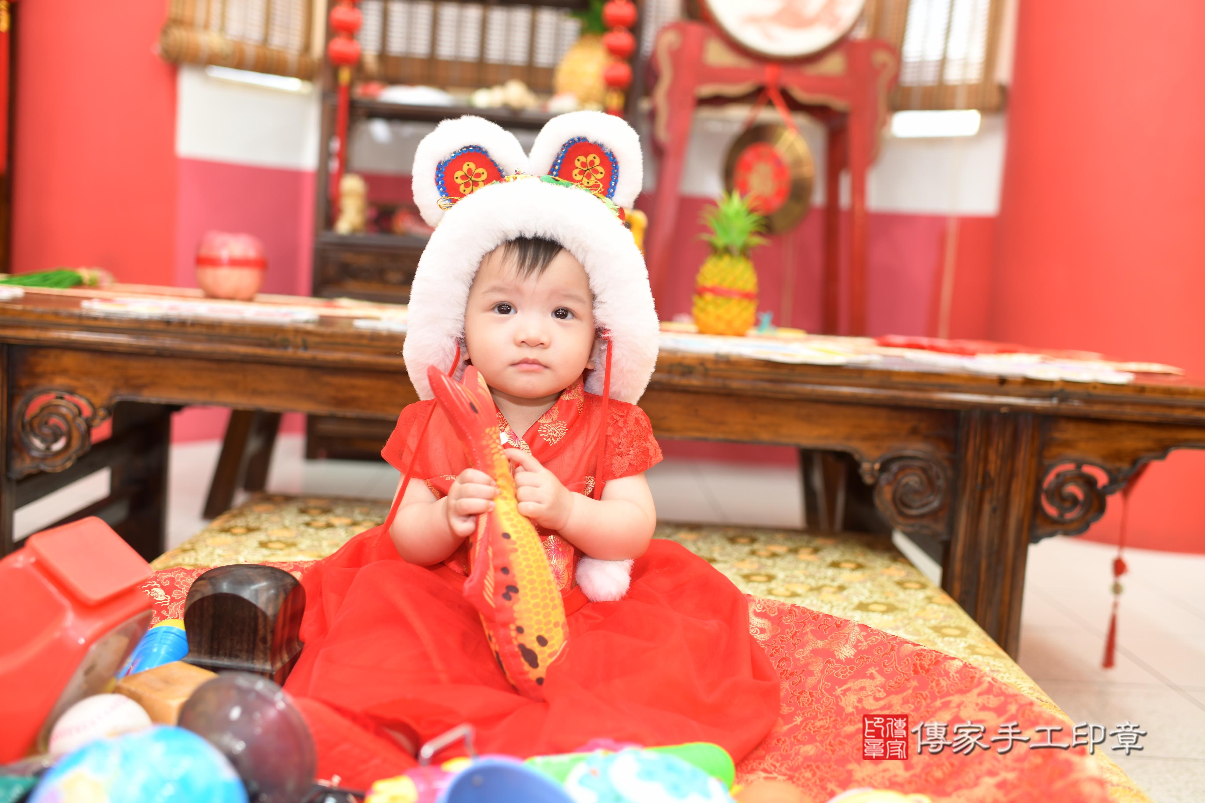 傳家手工印章高雄店、抓周、度脺、中國風會場、傳家嬰兒古禮、吉祥話、抓周道具物品24種、拍照。抓周證書。寶寶抓周、滿周歲、生日快樂、祝福 傳家手工印章高雄店、抓周、度脺、中國風會場、傳家嬰兒古禮、吉祥話、抓周道具物品24種、拍照。抓周證書。寶寶抓周、滿周歲、生日快樂、祝福