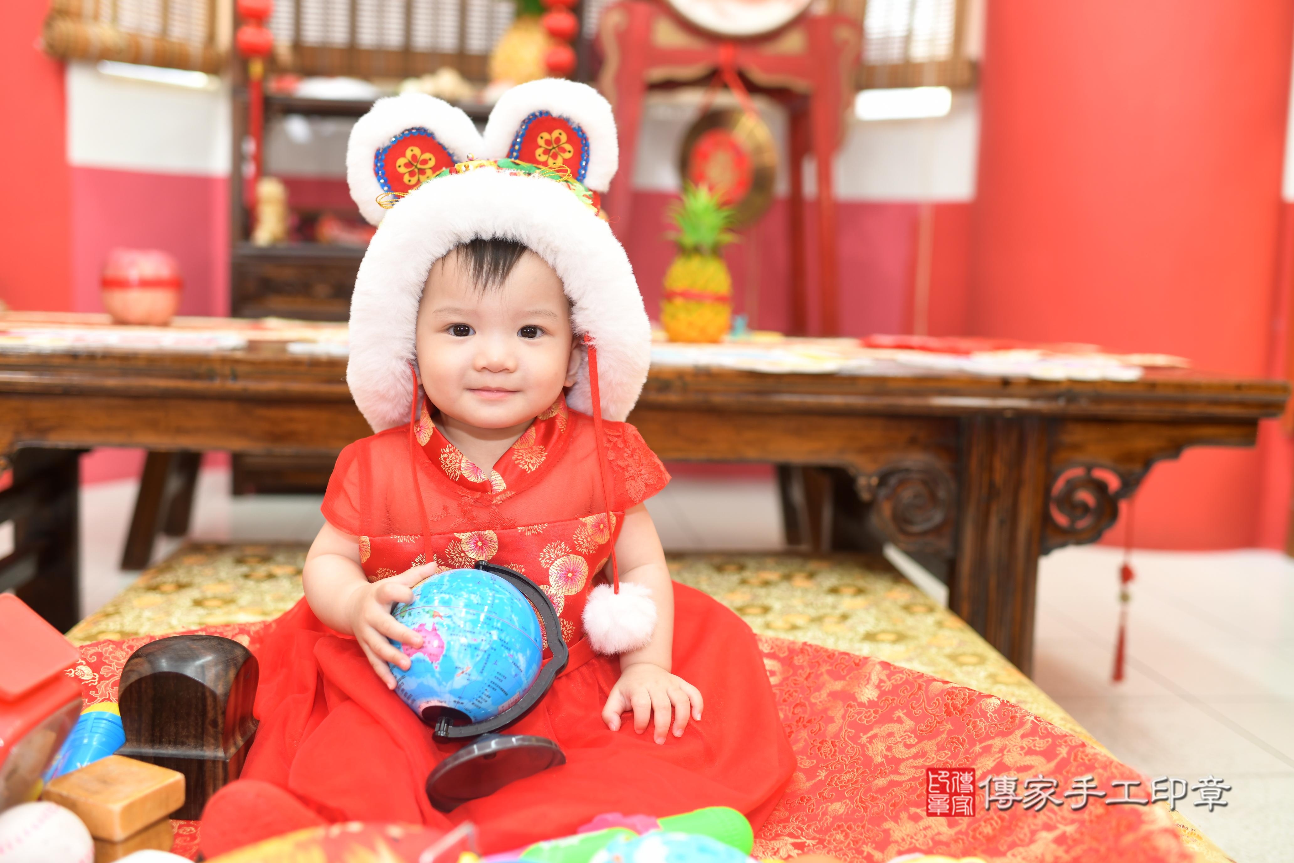 傳家手工印章高雄店、抓周、度脺、中國風會場、傳家嬰兒古禮、吉祥話、抓周道具物品24種、拍照。抓周證書。寶寶抓周、滿周歲、生日快樂、祝福 傳家手工印章高雄店、抓周、度脺、中國風會場、傳家嬰兒古禮、吉祥話、抓周道具物品24種、拍照。抓周證書。寶寶抓周、滿周歲、生日快樂、祝福