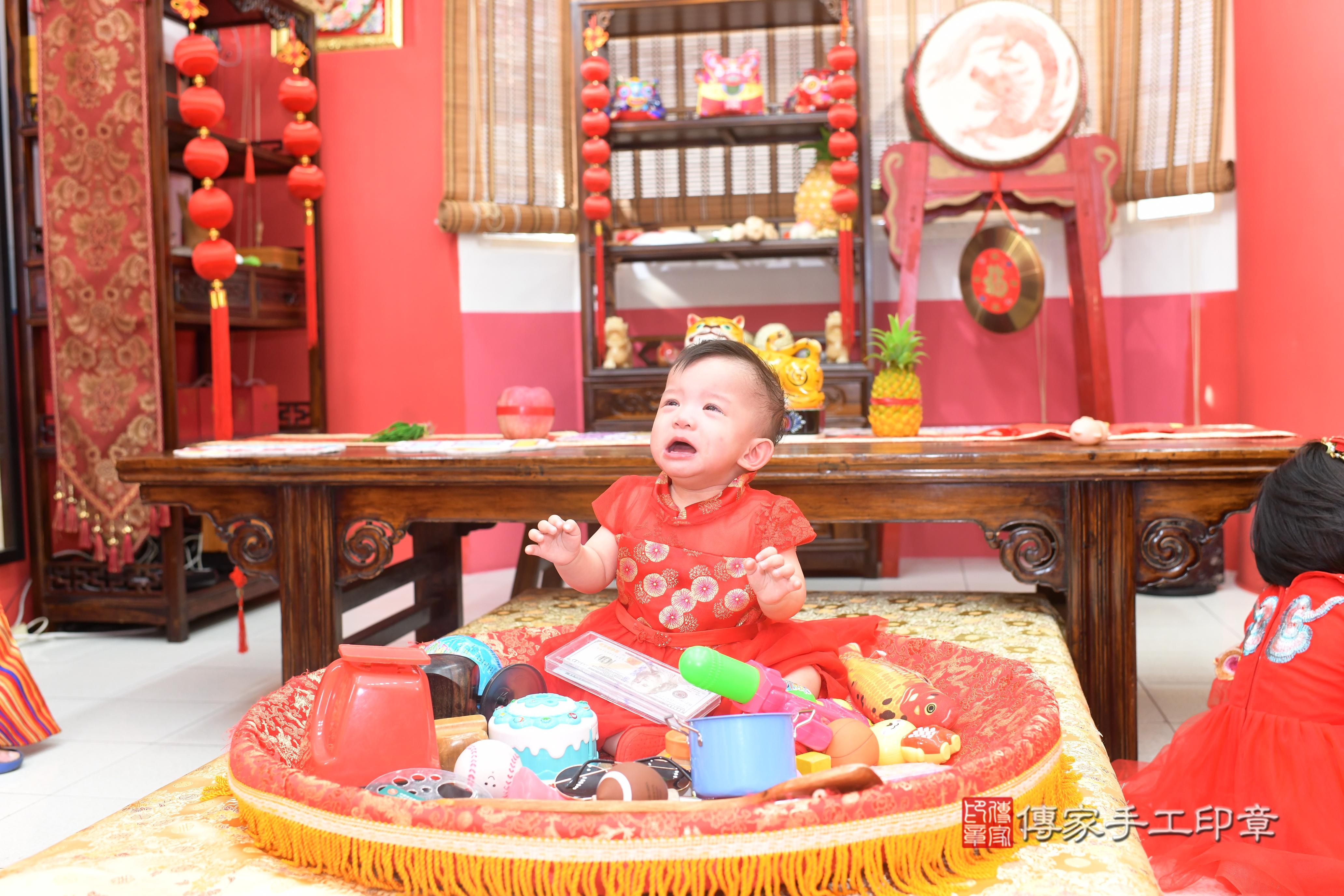 傳家手工印章高雄店、抓周、度脺、中國風會場、傳家嬰兒古禮、吉祥話、抓周道具物品24種、拍照。抓周證書。寶寶抓周、滿周歲、生日快樂、祝福 傳家手工印章高雄店、抓周、度脺、中國風會場、傳家嬰兒古禮、吉祥話、抓周道具物品24種、拍照。抓周證書。寶寶抓周、滿周歲、生日快樂、祝福