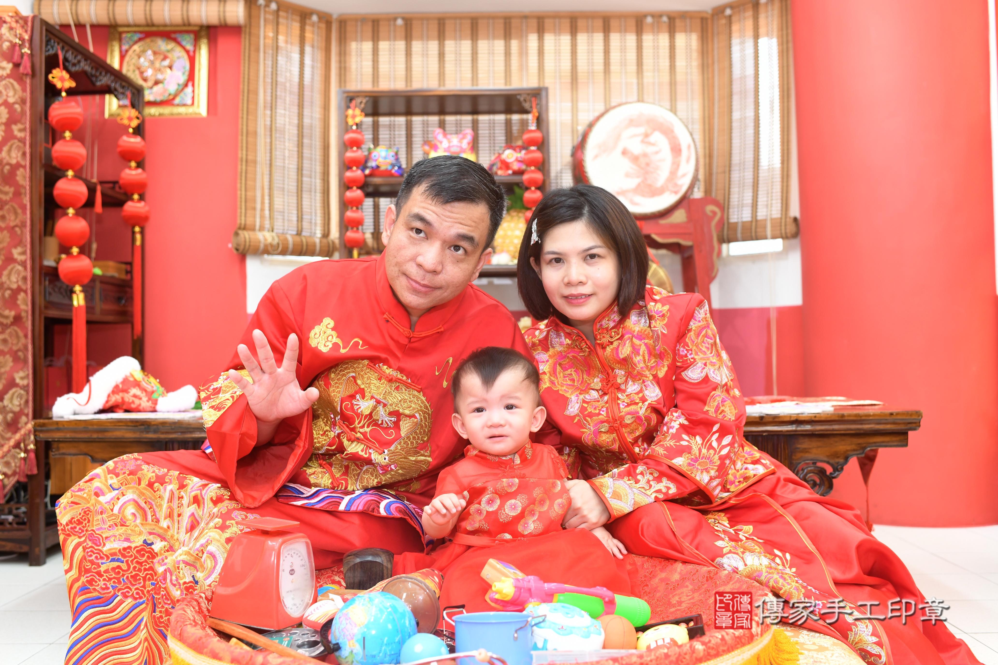 傳家手工印章高雄店、抓周、度脺、中國風會場、傳家嬰兒古禮、吉祥話、抓周道具物品24種、拍照。抓周證書。寶寶抓周、滿周歲、生日快樂、祝福 傳家手工印章高雄店、抓周、度脺、中國風會場、傳家嬰兒古禮、吉祥話、抓周道具物品24種、拍照。抓周證書。寶寶抓周、滿周歲、生日快樂、祝福