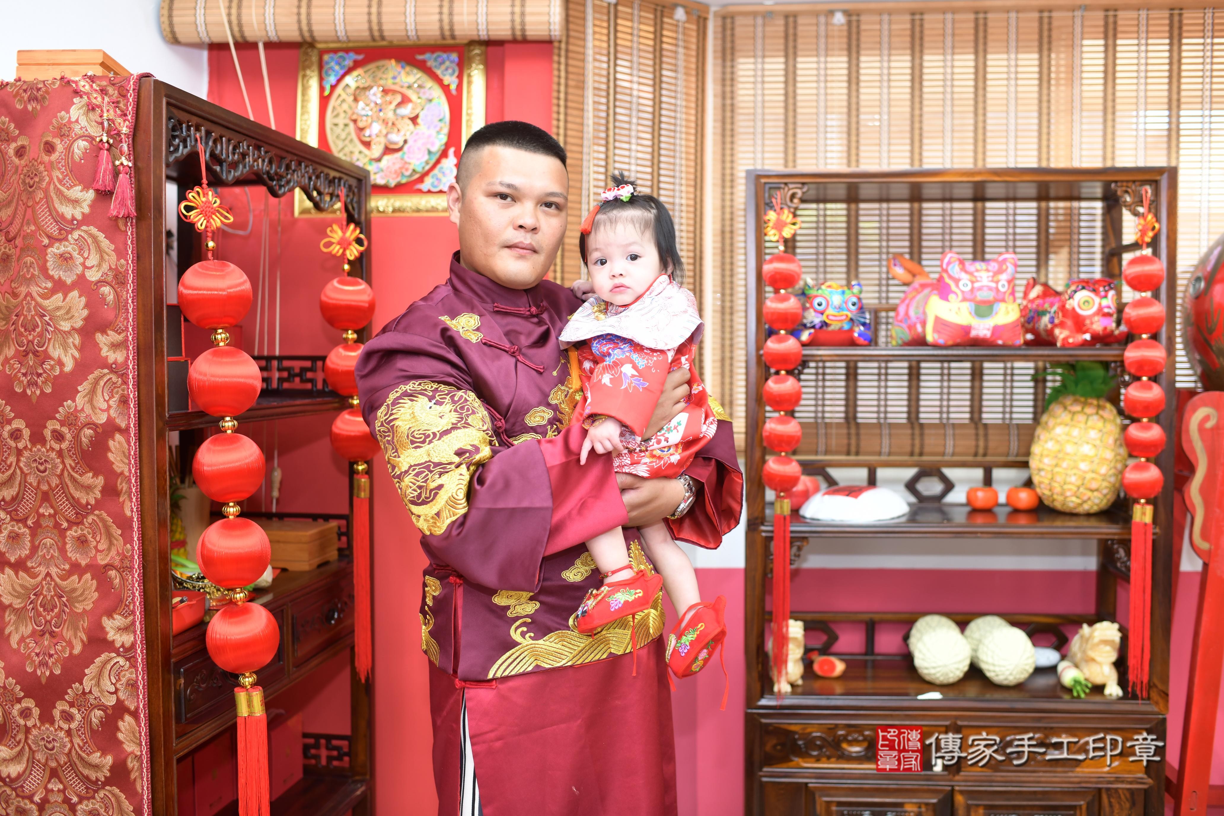 傳家手工印章高雄店、抓周、度脺、中國風會場、傳家嬰兒古禮、吉祥話、抓周道具物品24種、拍照。抓周證書。寶寶抓周、滿周歲、生日快樂、祝福 傳家手工印章高雄店、抓周、度脺、中國風會場、傳家嬰兒古禮、吉祥話、抓周道具物品24種、拍照。抓周證書。寶寶抓周、滿周歲、生日快樂、祝福