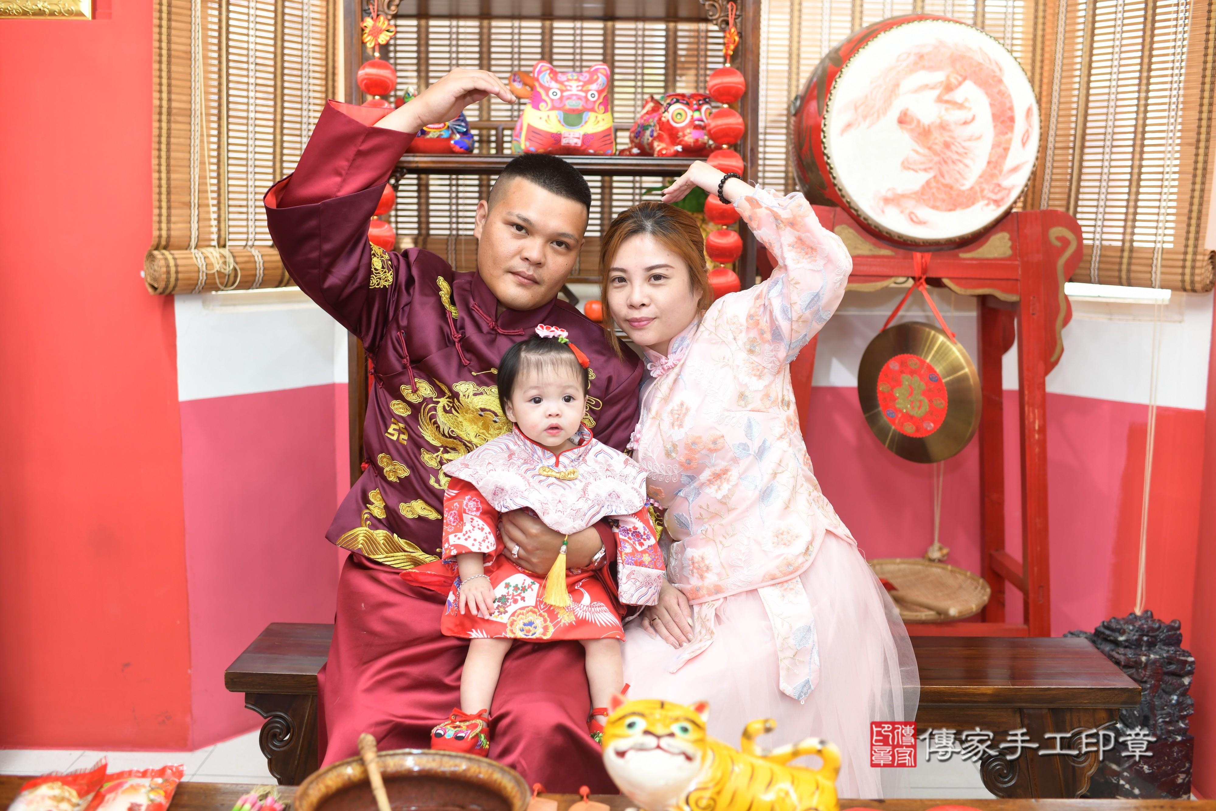 傳家手工印章高雄店、抓周、度脺、中國風會場、傳家嬰兒古禮、吉祥話、抓周道具物品24種、拍照。抓周證書。寶寶抓周、滿周歲、生日快樂、祝福 傳家手工印章高雄店、抓周、度脺、中國風會場、傳家嬰兒古禮、吉祥話、抓周道具物品24種、拍照。抓周證書。寶寶抓周、滿周歲、生日快樂、祝福