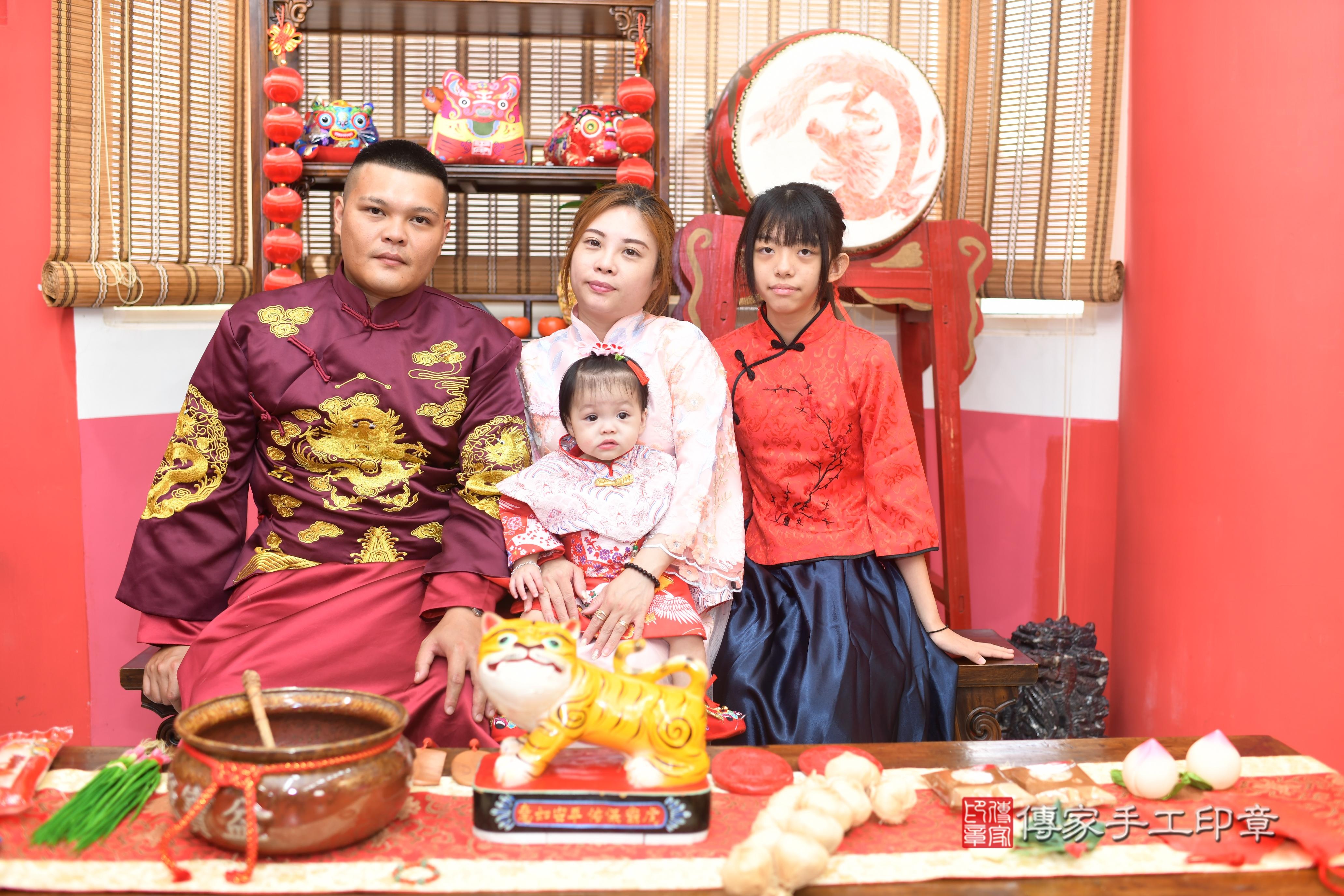 傳家手工印章高雄店、抓周、度脺、中國風會場、傳家嬰兒古禮、吉祥話、抓周道具物品24種、拍照。抓周證書。寶寶抓周、滿周歲、生日快樂、祝福 傳家手工印章高雄店、抓周、度脺、中國風會場、傳家嬰兒古禮、吉祥話、抓周道具物品24種、拍照。抓周證書。寶寶抓周、滿周歲、生日快樂、祝福