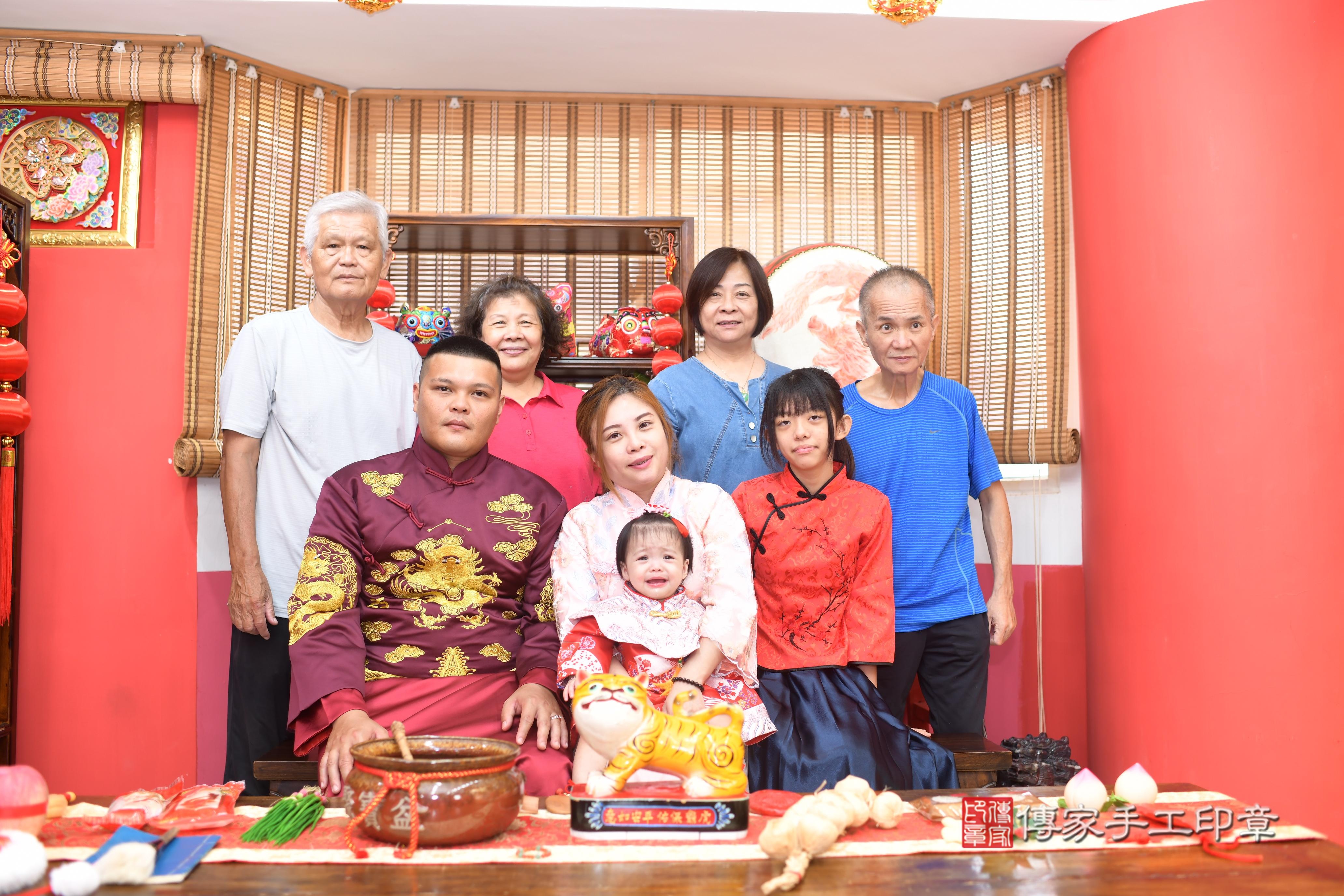 傳家手工印章高雄店、抓周、度脺、中國風會場、傳家嬰兒古禮、吉祥話、抓周道具物品24種、拍照。抓周證書。寶寶抓周、滿周歲、生日快樂、祝福 傳家手工印章高雄店、抓周、度脺、中國風會場、傳家嬰兒古禮、吉祥話、抓周道具物品24種、拍照。抓周證書。寶寶抓周、滿周歲、生日快樂、祝福