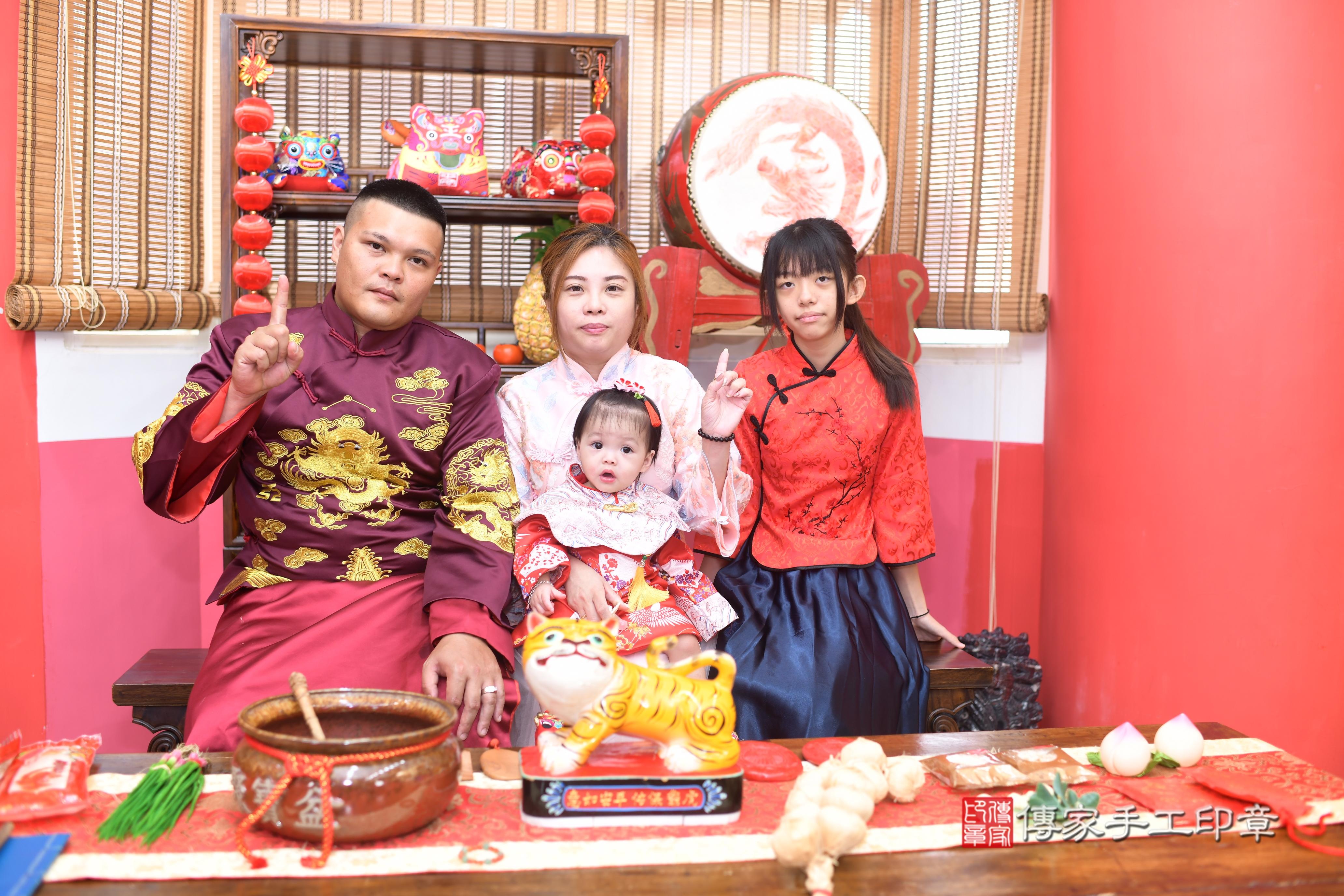 傳家手工印章高雄店、抓周、度脺、中國風會場、傳家嬰兒古禮、吉祥話、抓周道具物品24種、拍照。抓周證書。寶寶抓周、滿周歲、生日快樂、祝福 傳家手工印章高雄店、抓周、度脺、中國風會場、傳家嬰兒古禮、吉祥話、抓周道具物品24種、拍照。抓周證書。寶寶抓周、滿周歲、生日快樂、祝福