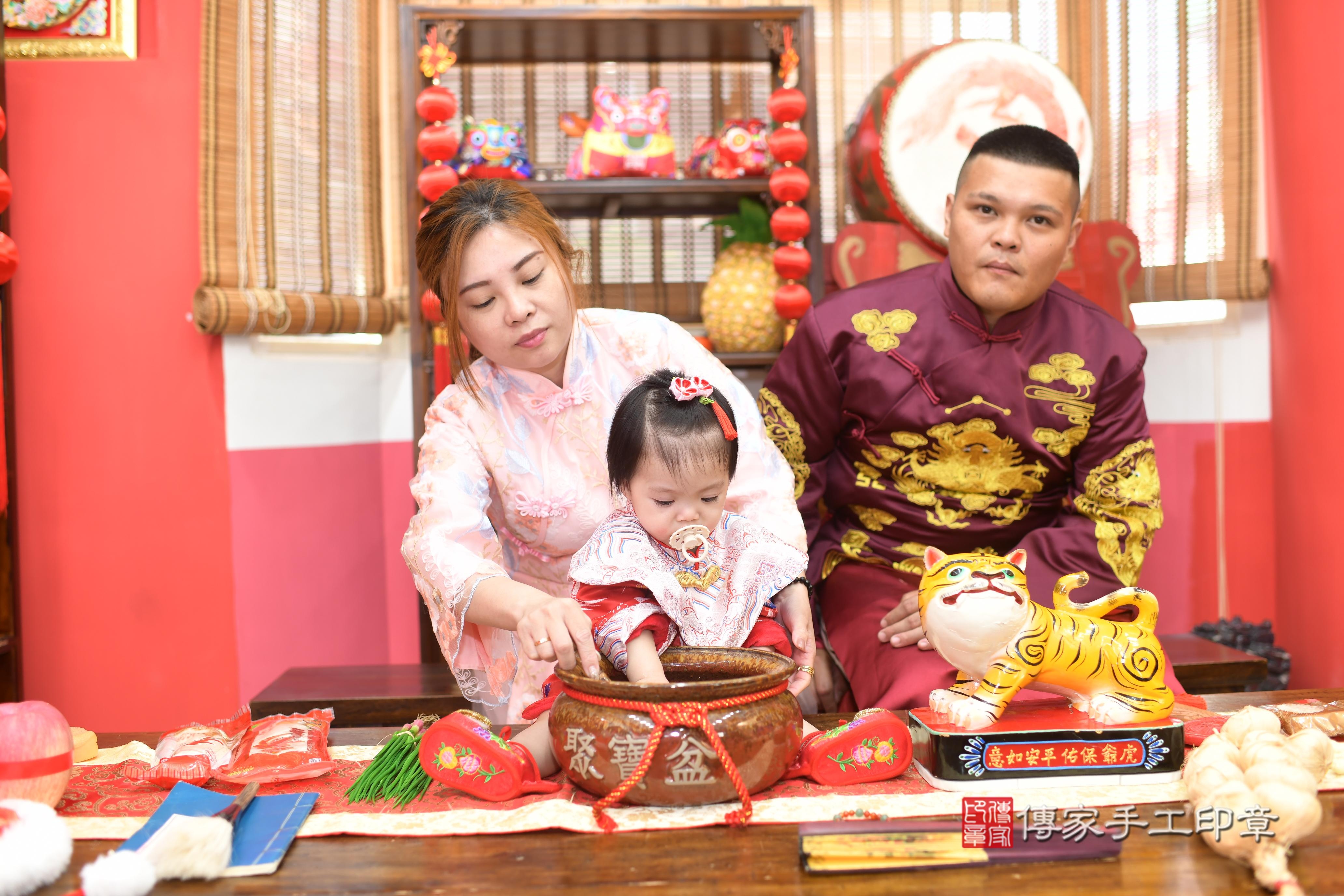 傳家手工印章高雄店、抓周、度脺、中國風會場、傳家嬰兒古禮、吉祥話、抓周道具物品24種、拍照。抓周證書。寶寶抓周、滿周歲、生日快樂、祝福 傳家手工印章高雄店、抓周、度脺、中國風會場、傳家嬰兒古禮、吉祥話、抓周道具物品24種、拍照。抓周證書。寶寶抓周、滿周歲、生日快樂、祝福