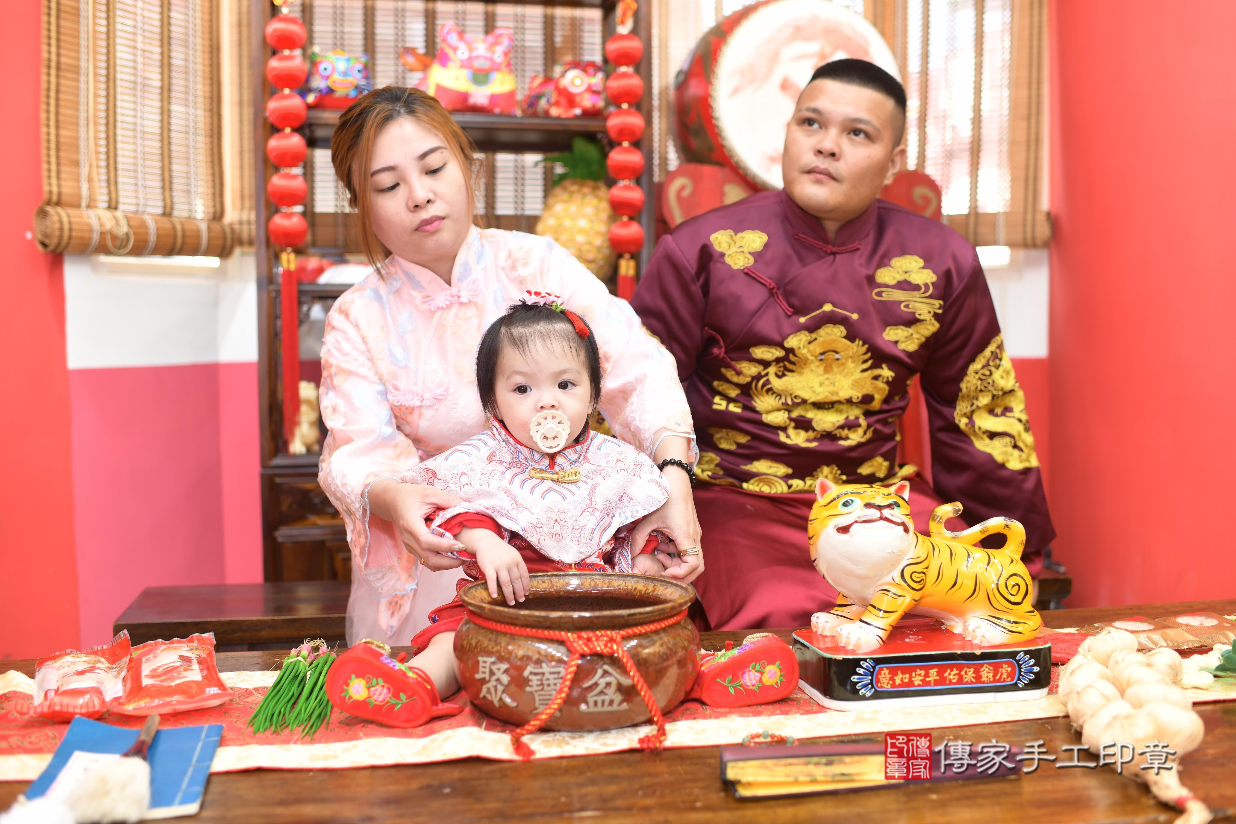 傳家手工印章高雄店、抓周、度脺、中國風會場、傳家嬰兒古禮、吉祥話、抓周道具物品24種、拍照。抓周證書。寶寶抓周、滿周歲、生日快樂、祝福 傳家手工印章高雄店、抓周、度脺、中國風會場、傳家嬰兒古禮、吉祥話、抓周道具物品24種、拍照。抓周證書。寶寶抓周、滿周歲、生日快樂、祝福