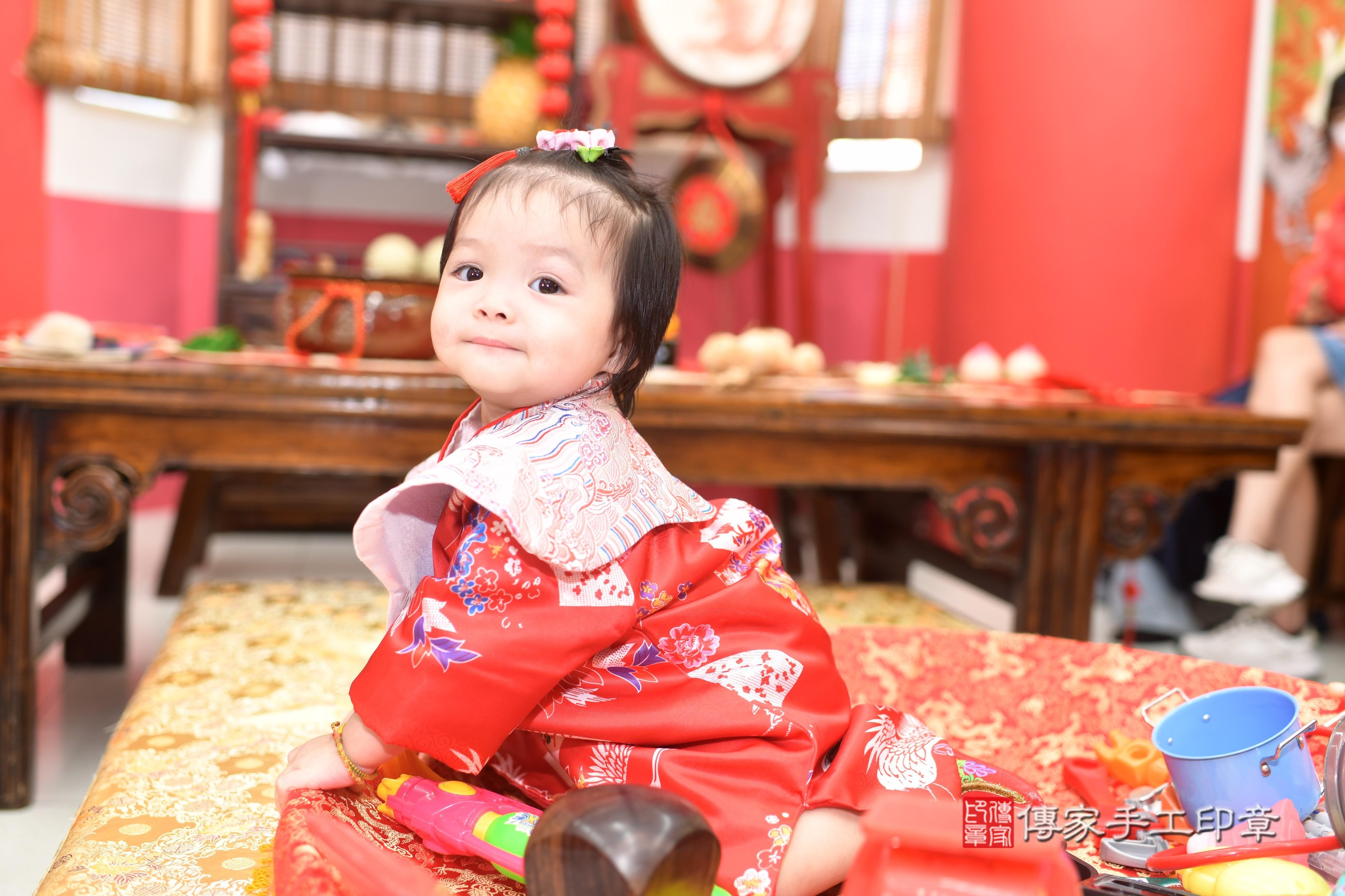 傳家手工印章高雄店、抓周、度脺、中國風會場、傳家嬰兒古禮、吉祥話、抓周道具物品24種、拍照。抓周證書。寶寶抓周、滿周歲、生日快樂、祝福 傳家手工印章高雄店、抓周、度脺、中國風會場、傳家嬰兒古禮、吉祥話、抓周道具物品24種、拍照。抓周證書。寶寶抓周、滿周歲、生日快樂、祝福