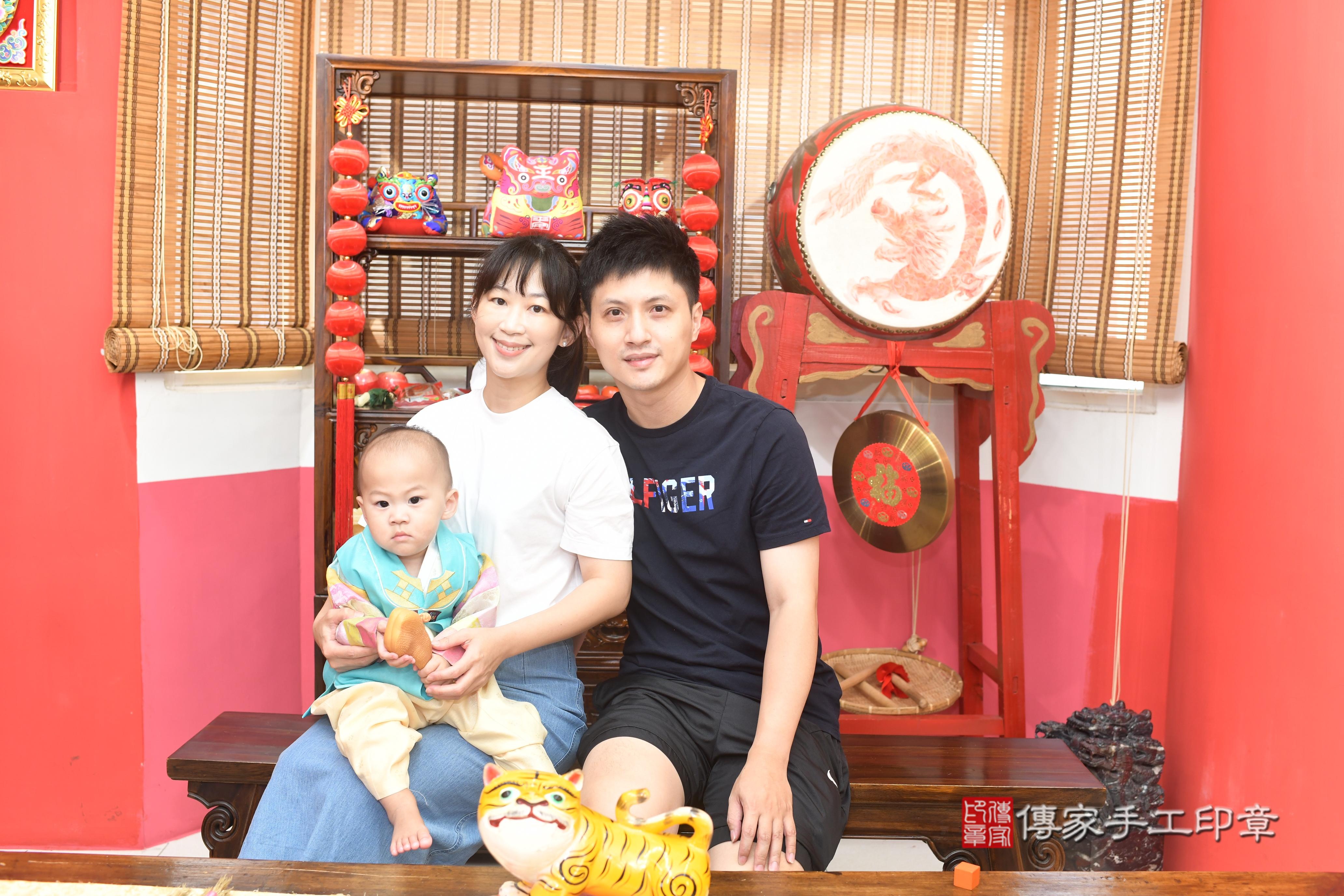 傳家手工印章高雄店、抓周、度脺、中國風會場、傳家嬰兒古禮、吉祥話、抓周道具物品24種、拍照。抓周證書。寶寶抓周、滿周歲、生日快樂、祝福 傳家手工印章高雄店、抓周、度脺、中國風會場、傳家嬰兒古禮、吉祥話、抓周道具物品24種、拍照。抓周證書。寶寶抓周、滿周歲、生日快樂、祝福