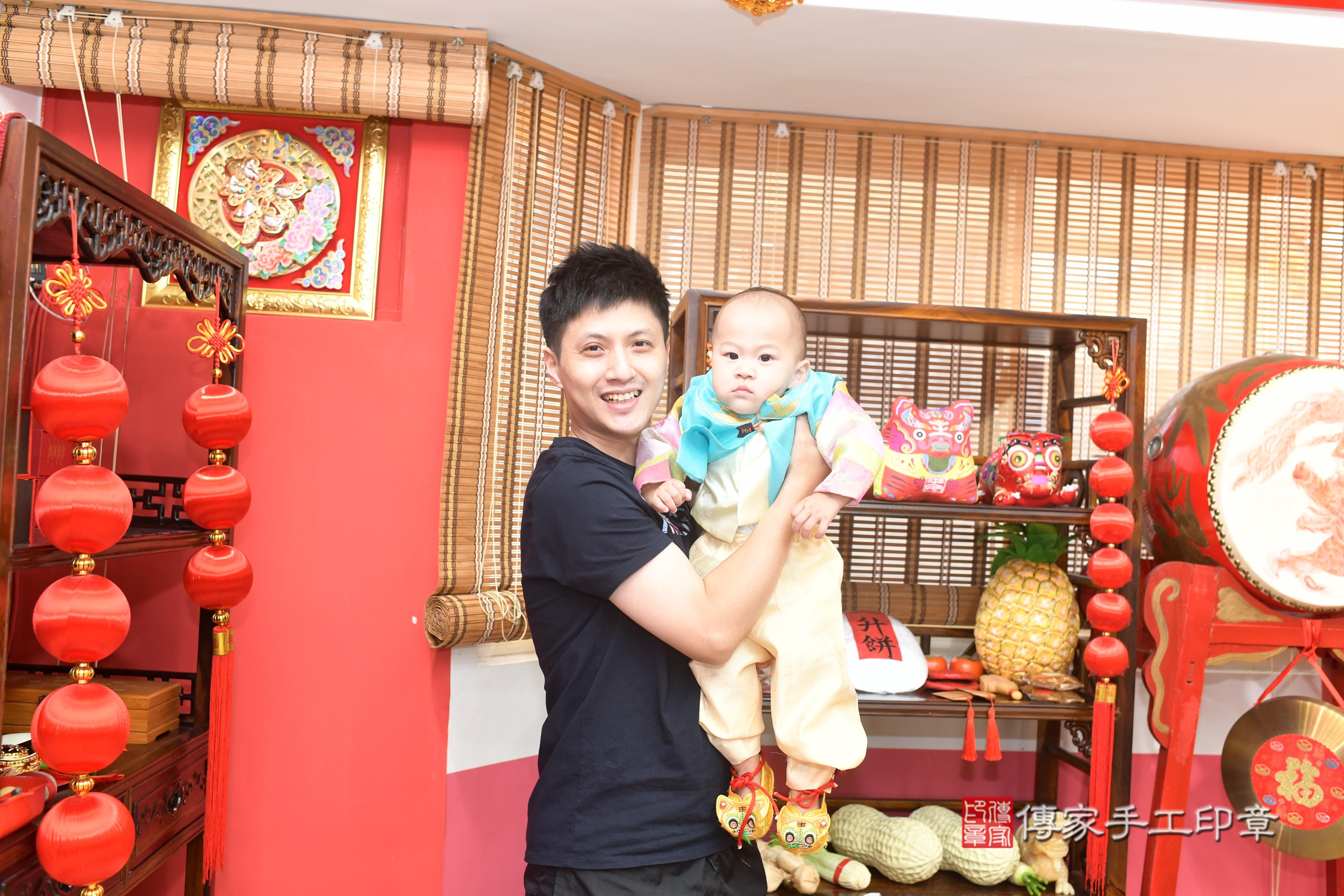 傳家手工印章高雄店、抓周、度脺、中國風會場、傳家嬰兒古禮、吉祥話、抓周道具物品24種、拍照。抓周證書。寶寶抓周、滿周歲、生日快樂、祝福 傳家手工印章高雄店、抓周、度脺、中國風會場、傳家嬰兒古禮、吉祥話、抓周道具物品24種、拍照。抓周證書。寶寶抓周、滿周歲、生日快樂、祝福