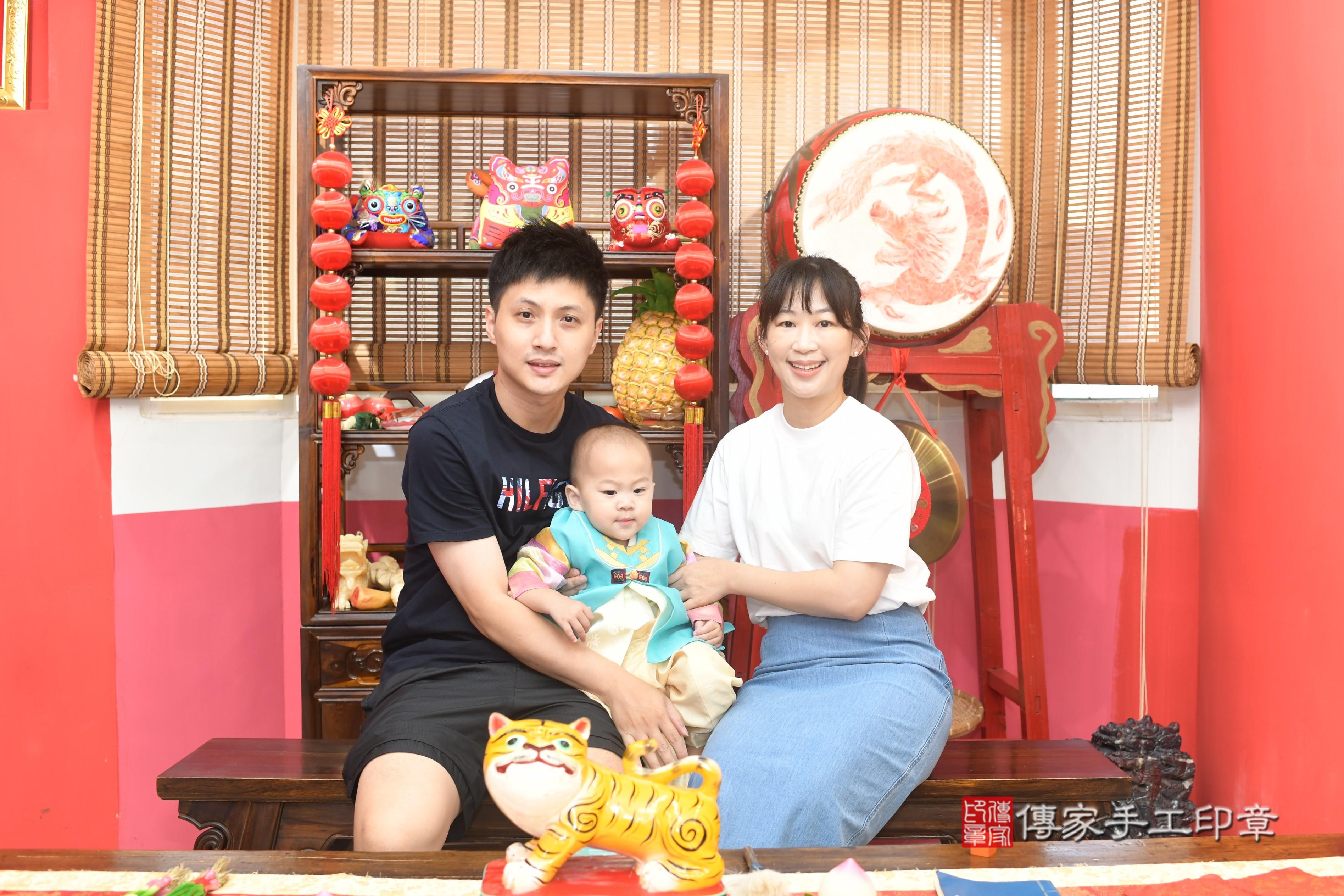 傳家手工印章高雄店、抓周、度脺、中國風會場、傳家嬰兒古禮、吉祥話、抓周道具物品24種、拍照。抓周證書。寶寶抓周、滿周歲、生日快樂、祝福 傳家手工印章高雄店、抓周、度脺、中國風會場、傳家嬰兒古禮、吉祥話、抓周道具物品24種、拍照。抓周證書。寶寶抓周、滿周歲、生日快樂、祝福