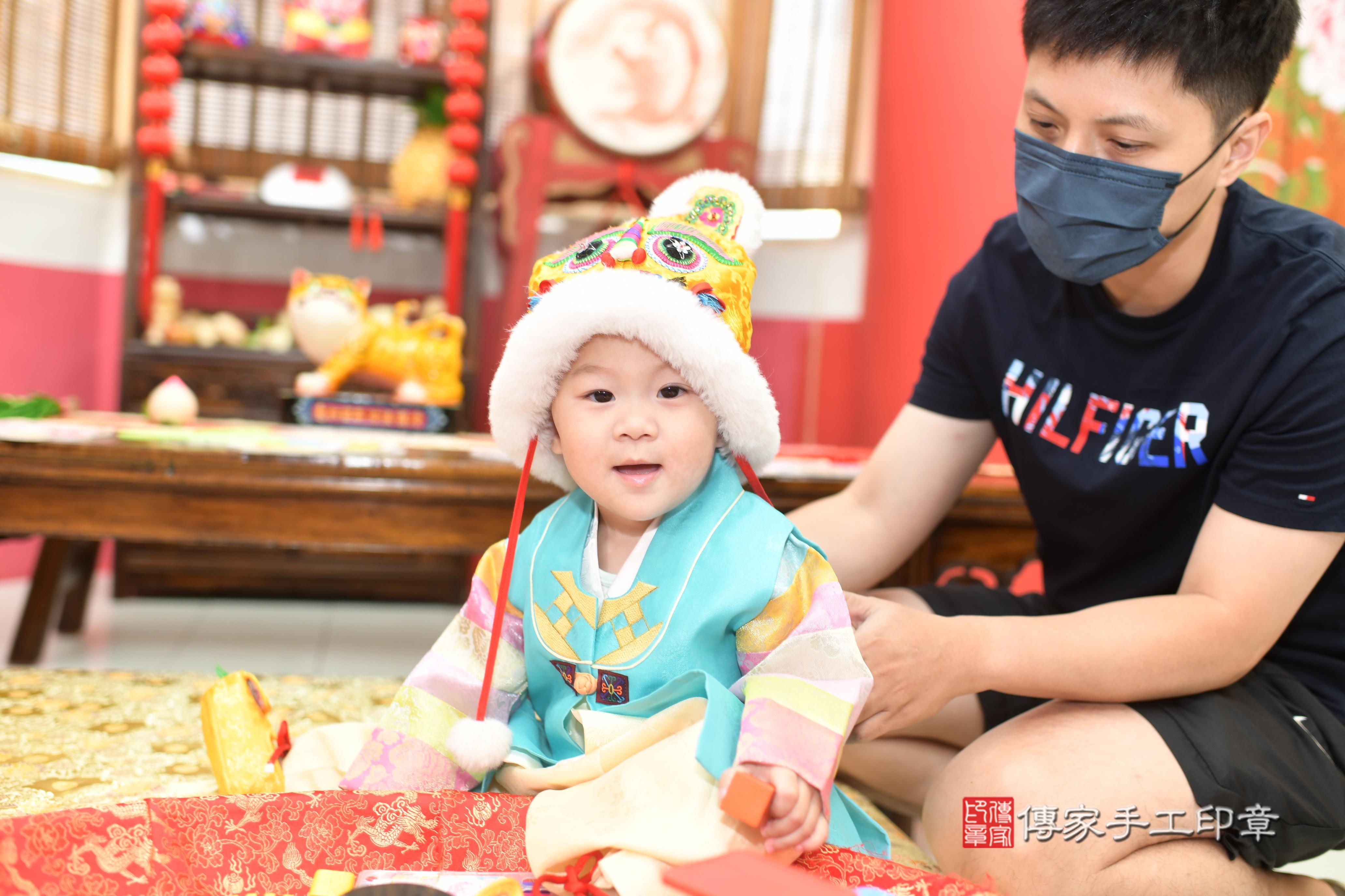 傳家手工印章高雄店、抓周、度脺、中國風會場、傳家嬰兒古禮、吉祥話、抓周道具物品24種、拍照。抓周證書。寶寶抓周、滿周歲、生日快樂、祝福 傳家手工印章高雄店、抓周、度脺、中國風會場、傳家嬰兒古禮、吉祥話、抓周道具物品24種、拍照。抓周證書。寶寶抓周、滿周歲、生日快樂、祝福