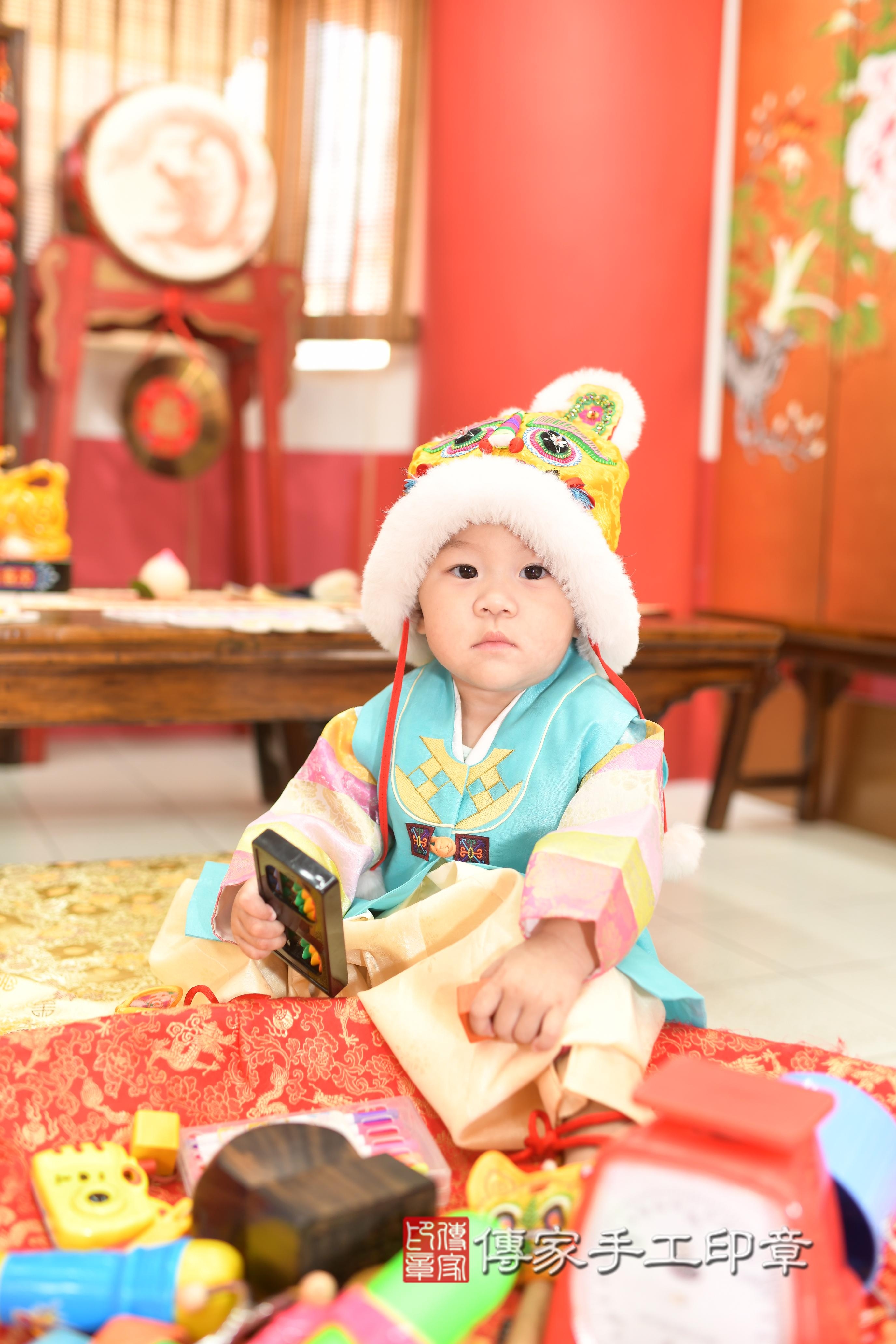 傳家手工印章高雄店、抓周、度脺、中國風會場、傳家嬰兒古禮、吉祥話、抓周道具物品24種、拍照。抓周證書。寶寶抓周、滿周歲、生日快樂、祝福 傳家手工印章高雄店、抓周、度脺、中國風會場、傳家嬰兒古禮、吉祥話、抓周道具物品24種、拍照。抓周證書。寶寶抓周、滿周歲、生日快樂、祝福