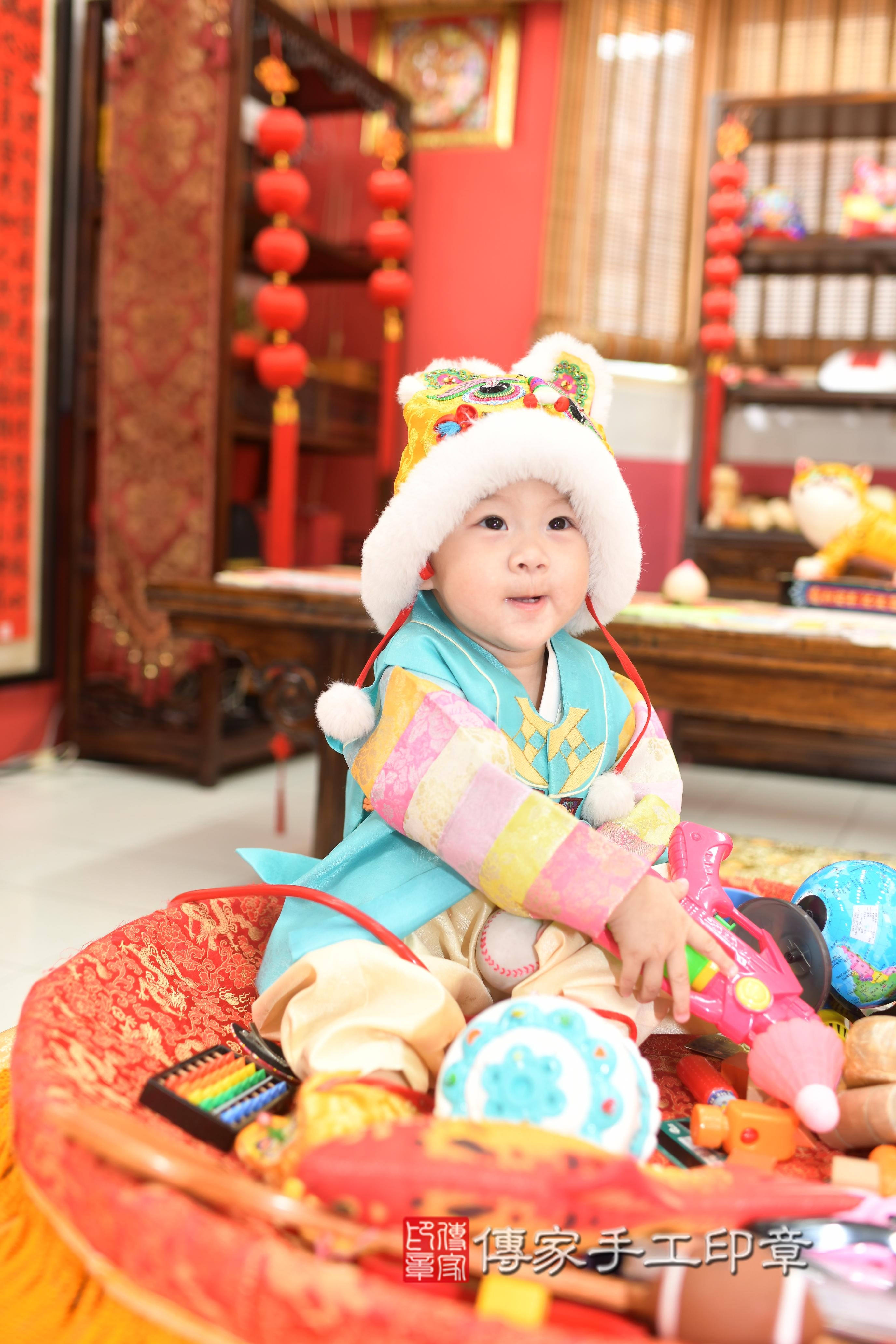 傳家手工印章高雄店、抓周、度脺、中國風會場、傳家嬰兒古禮、吉祥話、抓周道具物品24種、拍照。抓周證書。寶寶抓周、滿周歲、生日快樂、祝福 傳家手工印章高雄店、抓周、度脺、中國風會場、傳家嬰兒古禮、吉祥話、抓周道具物品24種、拍照。抓周證書。寶寶抓周、滿周歲、生日快樂、祝福