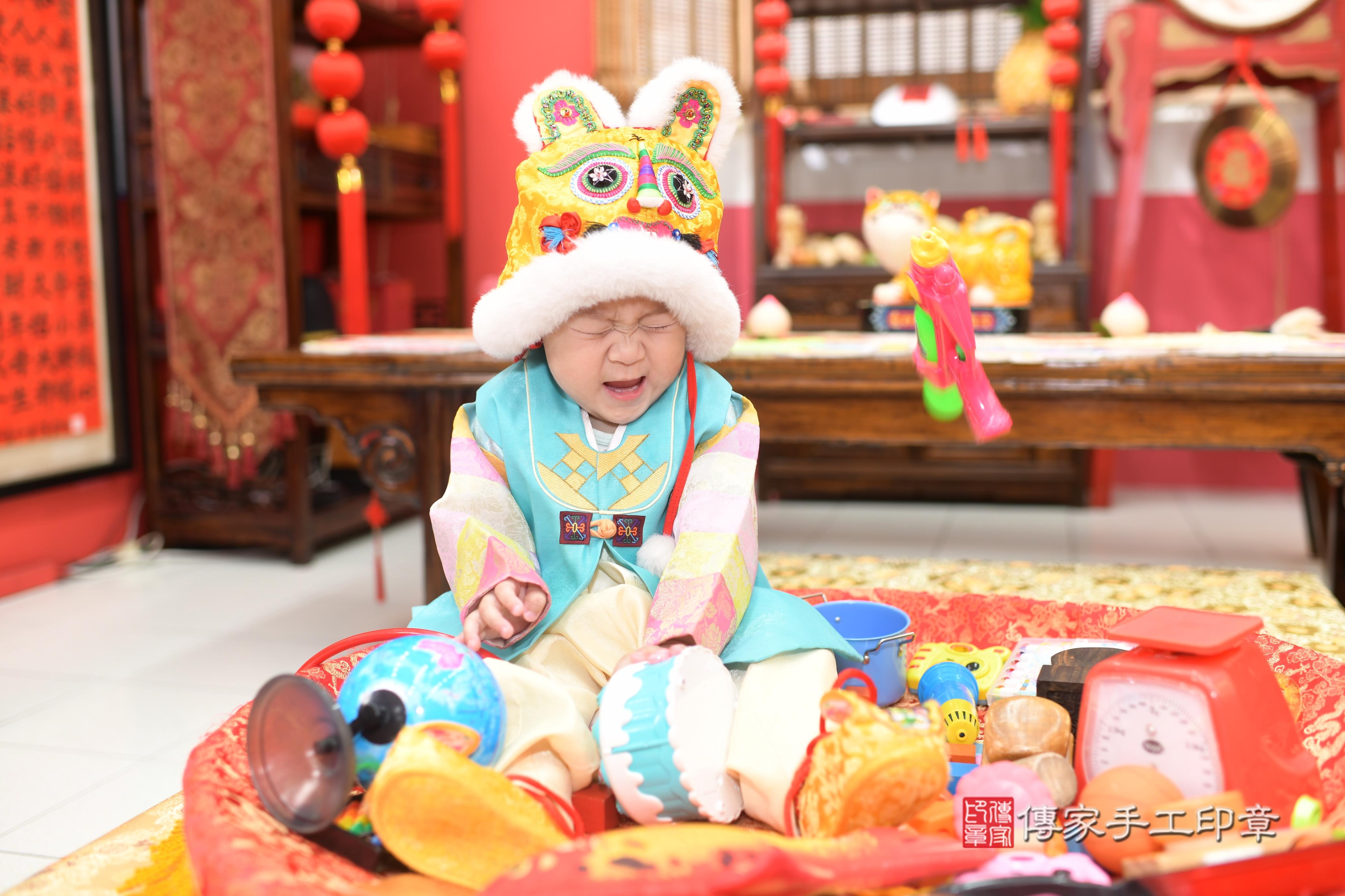 傳家手工印章高雄店、抓周、度脺、中國風會場、傳家嬰兒古禮、吉祥話、抓周道具物品24種、拍照。抓周證書。寶寶抓周、滿周歲、生日快樂、祝福 傳家手工印章高雄店、抓周、度脺、中國風會場、傳家嬰兒古禮、吉祥話、抓周道具物品24種、拍照。抓周證書。寶寶抓周、滿周歲、生日快樂、祝福