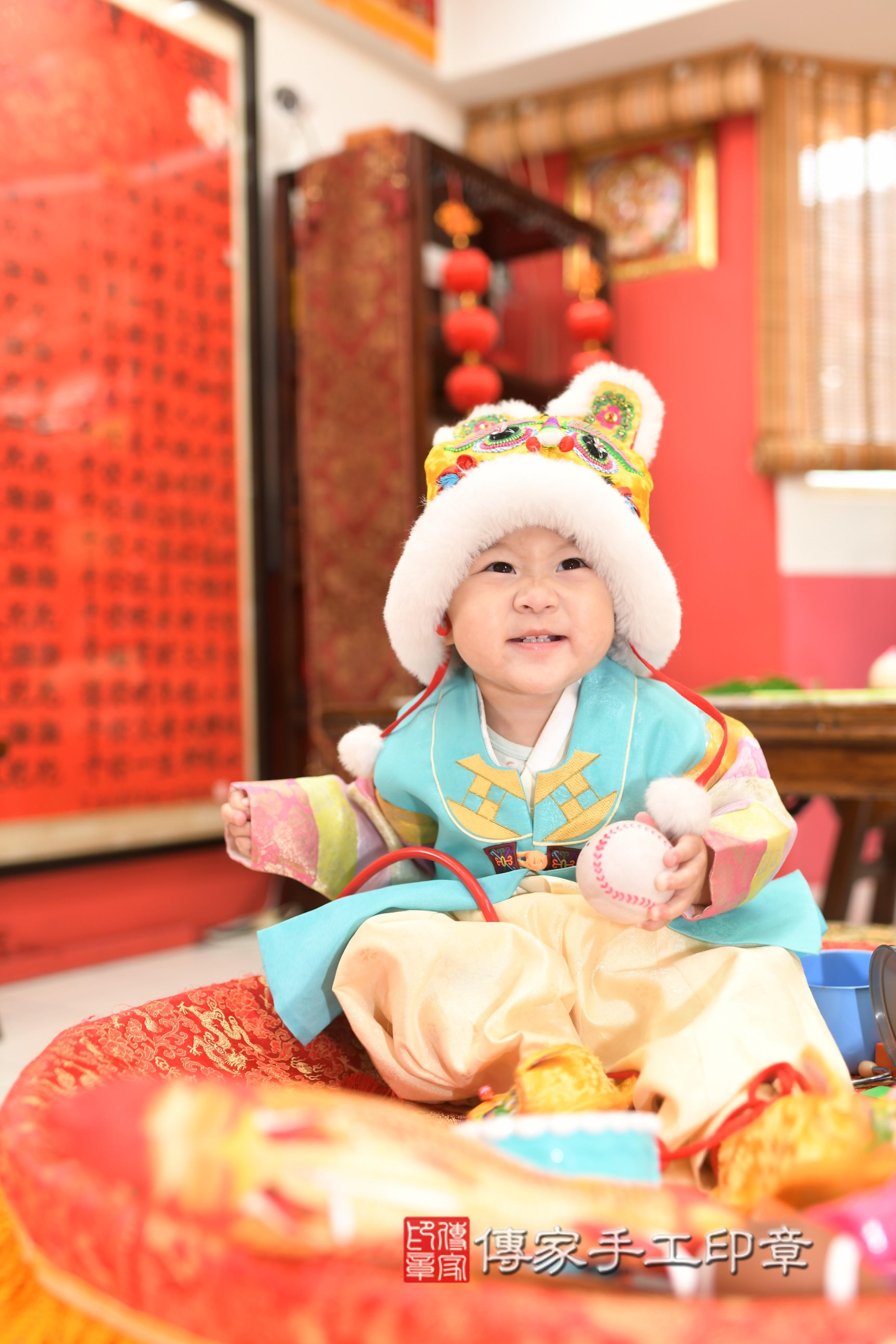 傳家手工印章高雄店、抓周、度脺、中國風會場、傳家嬰兒古禮、吉祥話、抓周道具物品24種、拍照。抓周證書。寶寶抓周、滿周歲、生日快樂、祝福 傳家手工印章高雄店、抓周、度脺、中國風會場、傳家嬰兒古禮、吉祥話、抓周道具物品24種、拍照。抓周證書。寶寶抓周、滿周歲、生日快樂、祝福