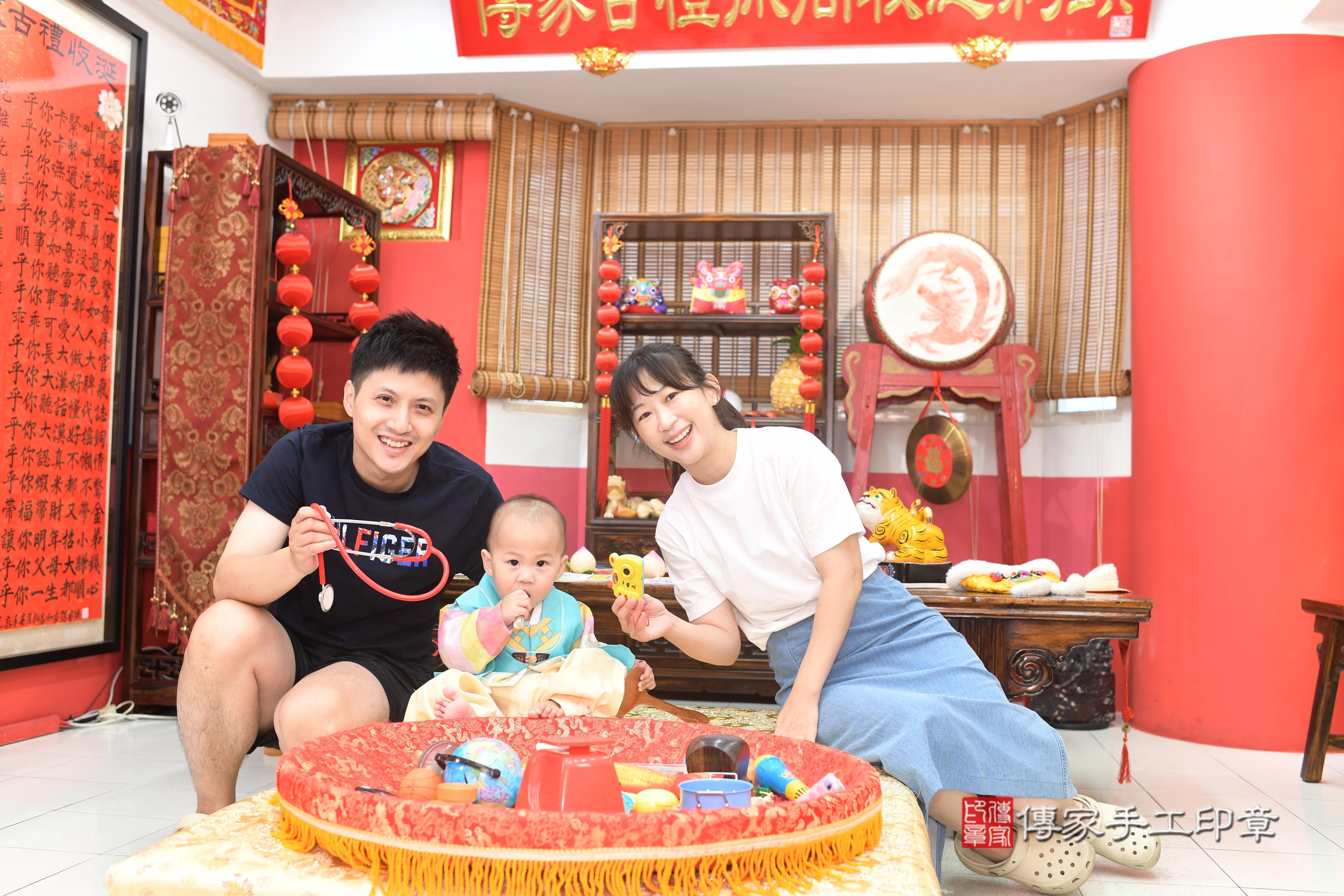 傳家手工印章高雄店、抓周、度脺、中國風會場、傳家嬰兒古禮、吉祥話、抓周道具物品24種、拍照。抓周證書。寶寶抓周、滿周歲、生日快樂、祝福 傳家手工印章高雄店、抓周、度脺、中國風會場、傳家嬰兒古禮、吉祥話、抓周道具物品24種、拍照。抓周證書。寶寶抓周、滿周歲、生日快樂、祝福