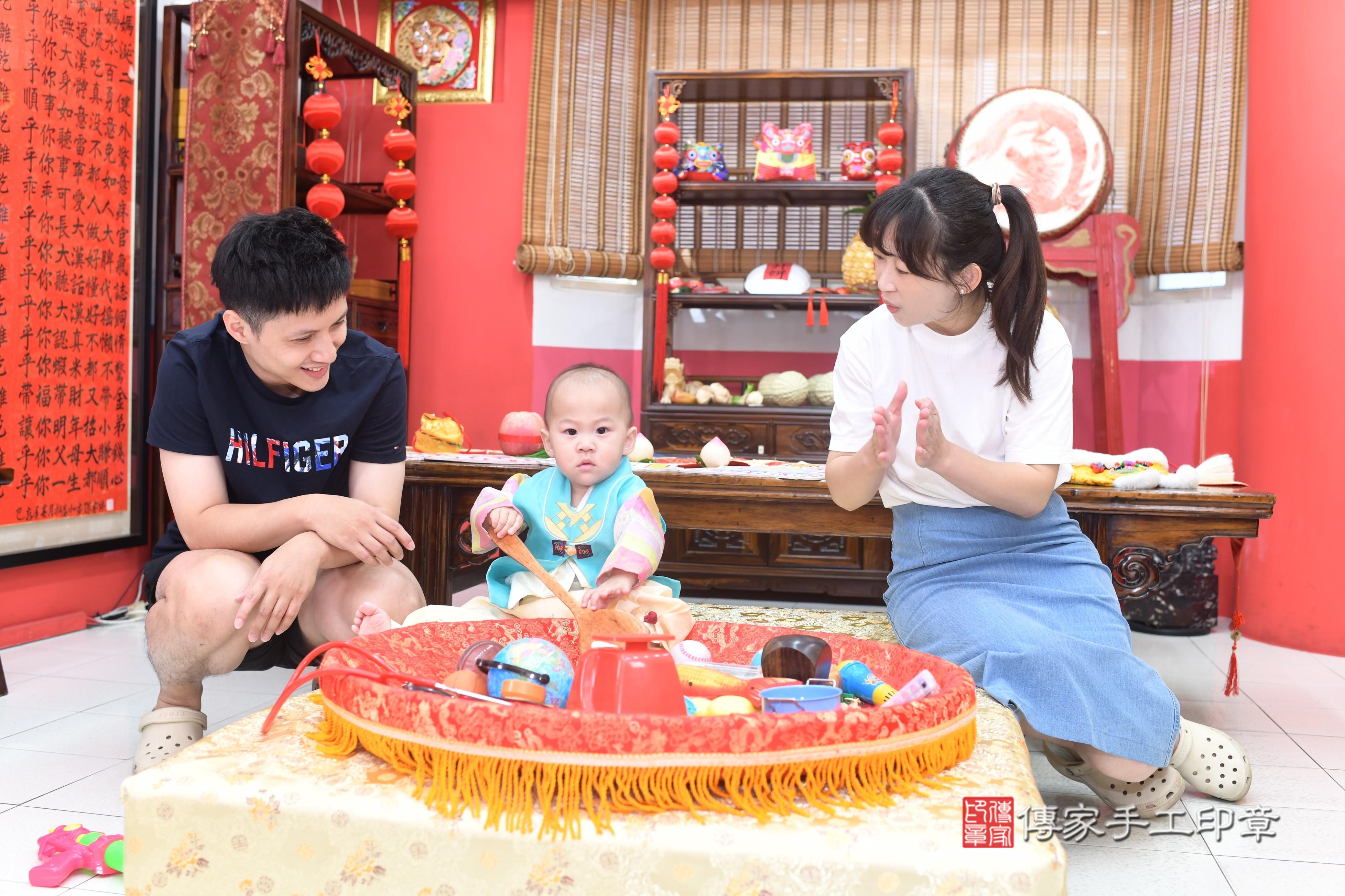 傳家手工印章高雄店、抓周、度脺、中國風會場、傳家嬰兒古禮、吉祥話、抓周道具物品24種、拍照。抓周證書。寶寶抓周、滿周歲、生日快樂、祝福 傳家手工印章高雄店、抓周、度脺、中國風會場、傳家嬰兒古禮、吉祥話、抓周道具物品24種、拍照。抓周證書。寶寶抓周、滿周歲、生日快樂、祝福