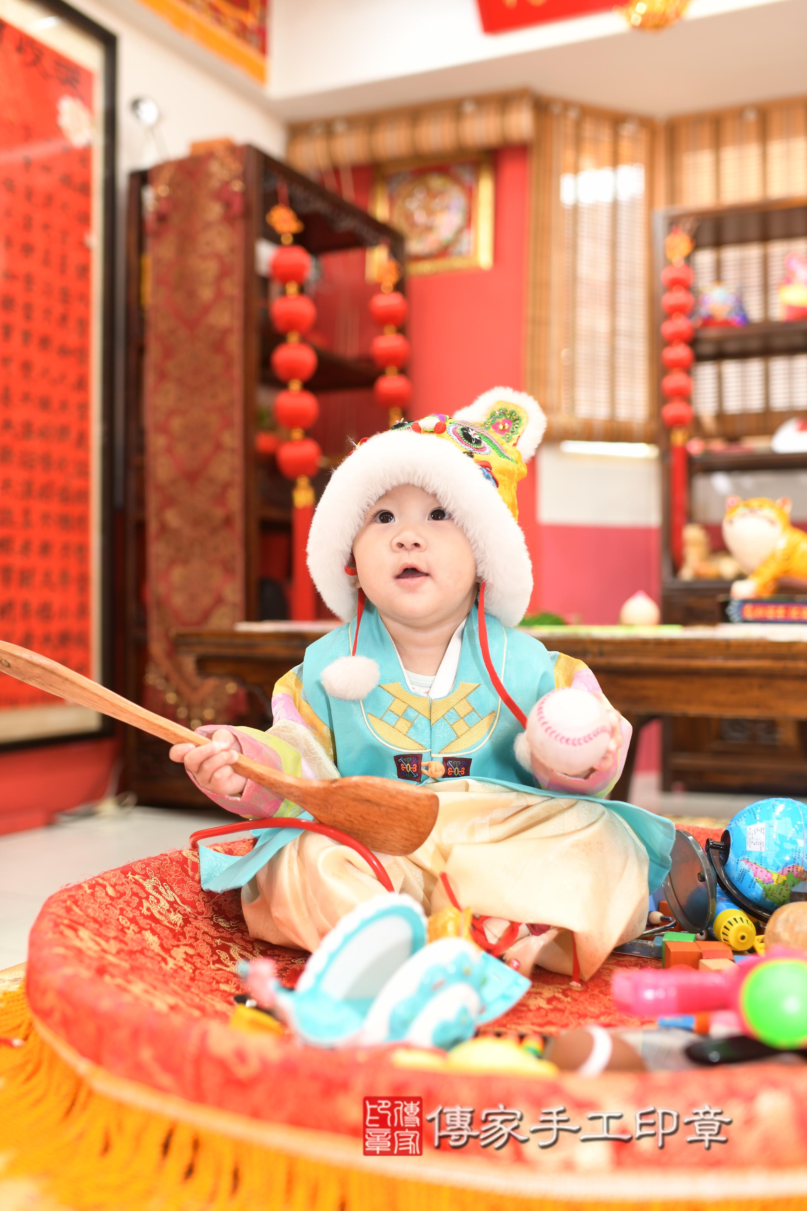 傳家手工印章高雄店、抓周、度脺、中國風會場、傳家嬰兒古禮、吉祥話、抓周道具物品24種、拍照。抓周證書。寶寶抓周、滿周歲、生日快樂、祝福 傳家手工印章高雄店、抓周、度脺、中國風會場、傳家嬰兒古禮、吉祥話、抓周道具物品24種、拍照。抓周證書。寶寶抓周、滿周歲、生日快樂、祝福