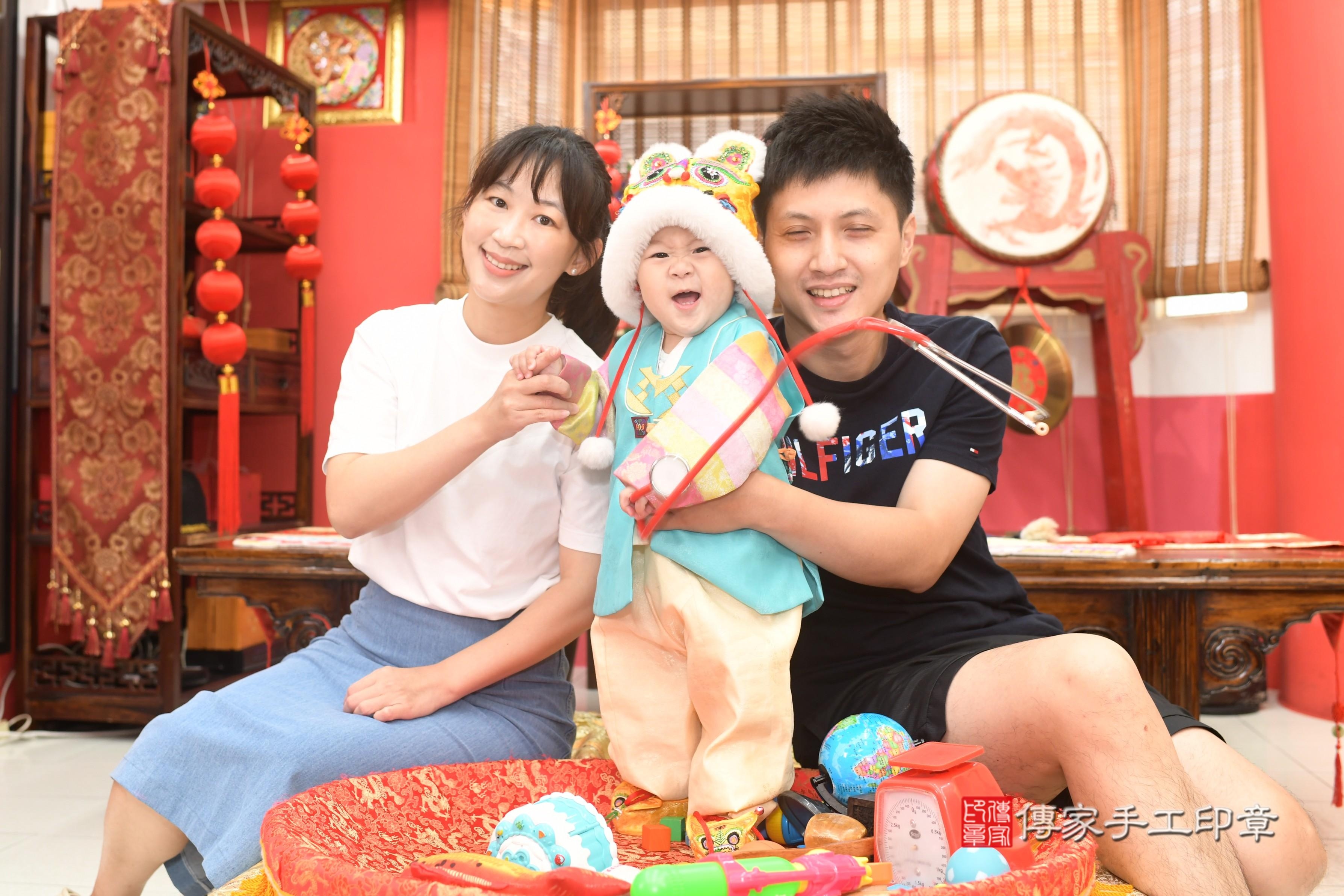 傳家手工印章高雄店、抓周、度脺、中國風會場、傳家嬰兒古禮、吉祥話、抓周道具物品24種、拍照。抓周證書。寶寶抓周、滿周歲、生日快樂、祝福 傳家手工印章高雄店、抓周、度脺、中國風會場、傳家嬰兒古禮、吉祥話、抓周道具物品24種、拍照。抓周證書。寶寶抓周、滿周歲、生日快樂、祝福