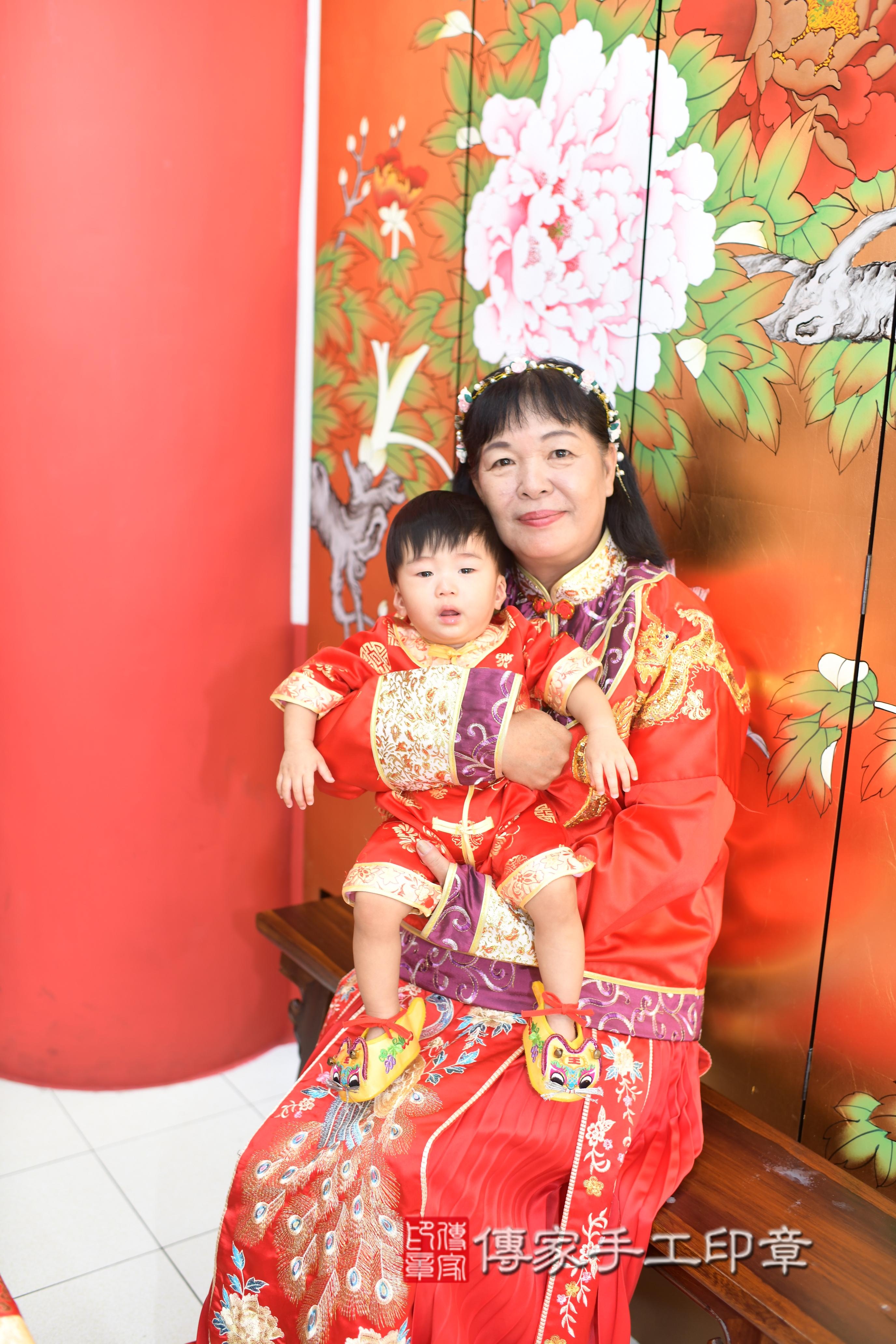 傳家手工印章高雄店、抓周、度脺、中國風會場、傳家嬰兒古禮、吉祥話、抓周道具物品24種、拍照。抓周證書。寶寶抓周、滿周歲、生日快樂、祝福 傳家手工印章高雄店、抓周、度脺、中國風會場、傳家嬰兒古禮、吉祥話、抓周道具物品24種、拍照。抓周證書。寶寶抓周、滿周歲、生日快樂、祝福