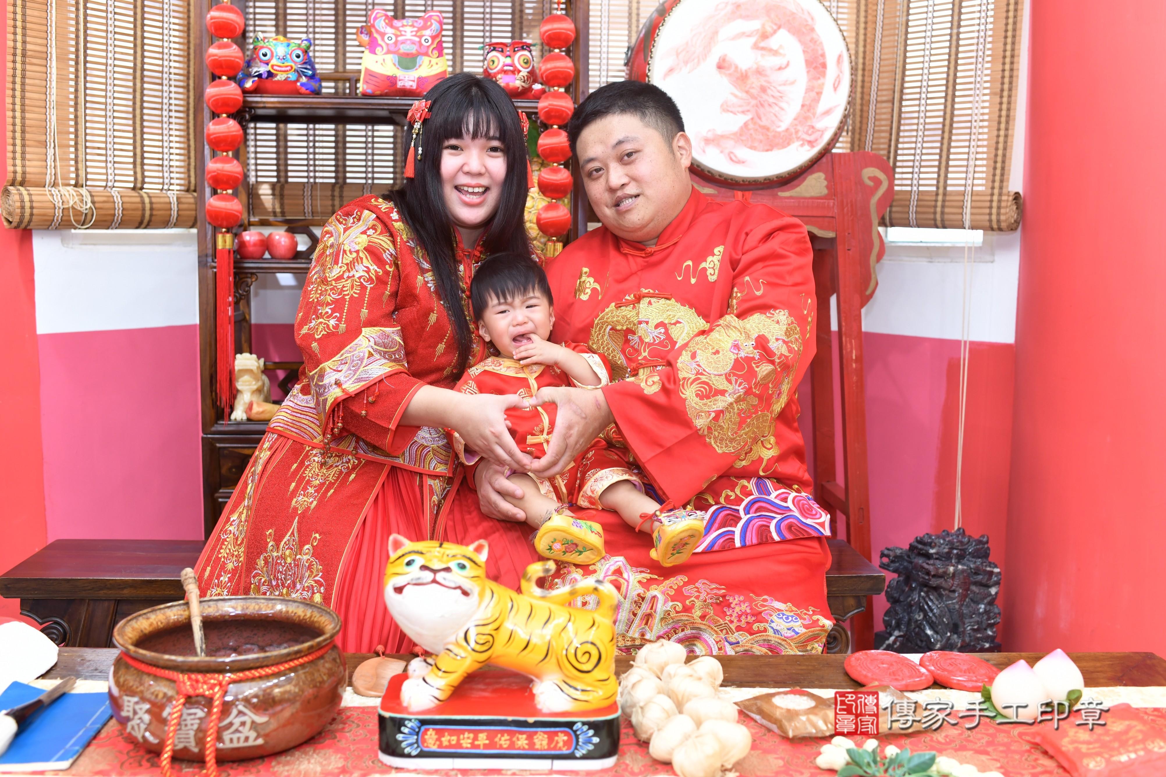 傳家手工印章高雄店、抓周、度脺、中國風會場、傳家嬰兒古禮、吉祥話、抓周道具物品24種、拍照。抓周證書。寶寶抓周、滿周歲、生日快樂、祝福 傳家手工印章高雄店、抓周、度脺、中國風會場、傳家嬰兒古禮、吉祥話、抓周道具物品24種、拍照。抓周證書。寶寶抓周、滿周歲、生日快樂、祝福