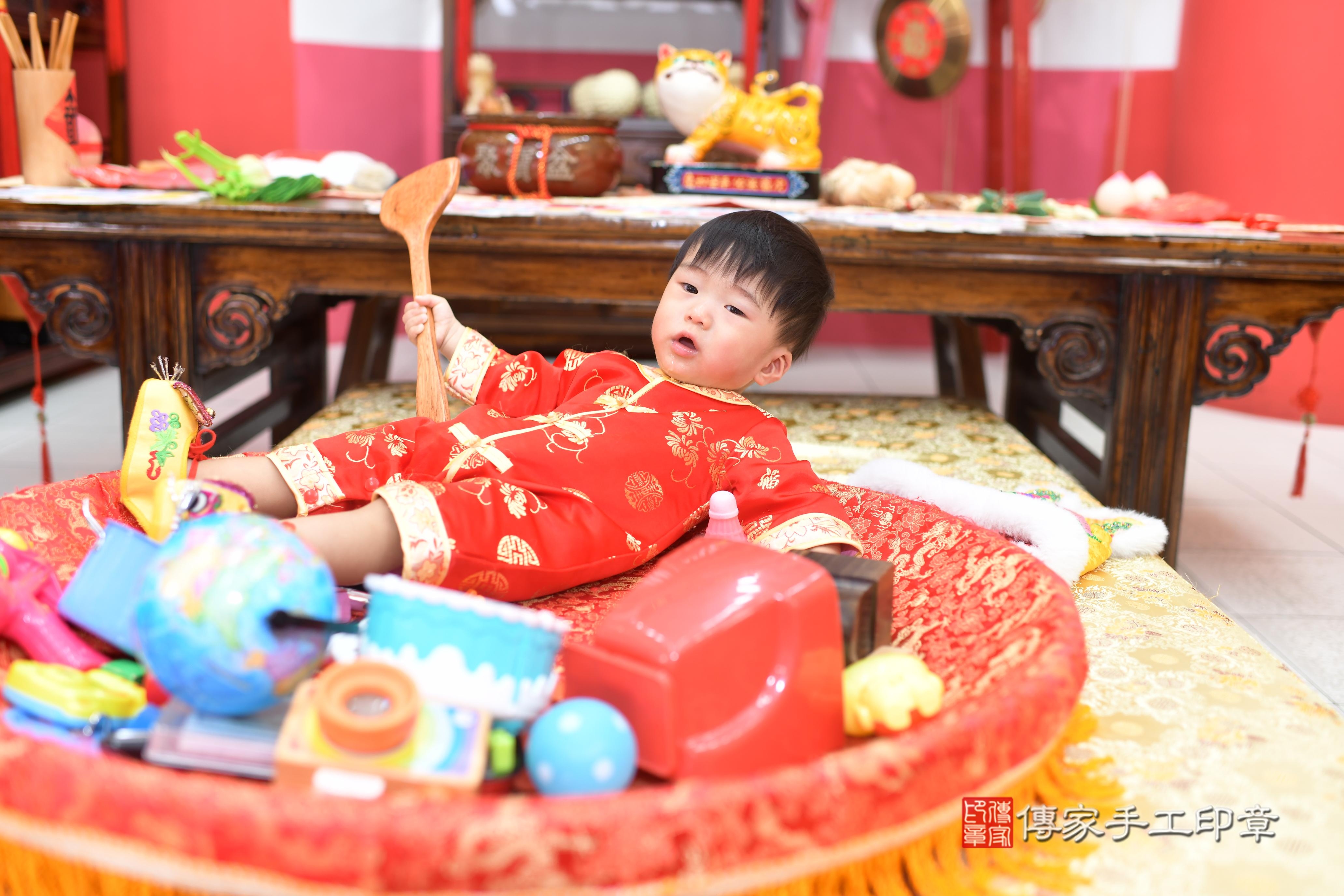 傳家手工印章高雄店、抓周、度脺、中國風會場、傳家嬰兒古禮、吉祥話、抓周道具物品24種、拍照。抓周證書。寶寶抓周、滿周歲、生日快樂、祝福 傳家手工印章高雄店、抓周、度脺、中國風會場、傳家嬰兒古禮、吉祥話、抓周道具物品24種、拍照。抓周證書。寶寶抓周、滿周歲、生日快樂、祝福