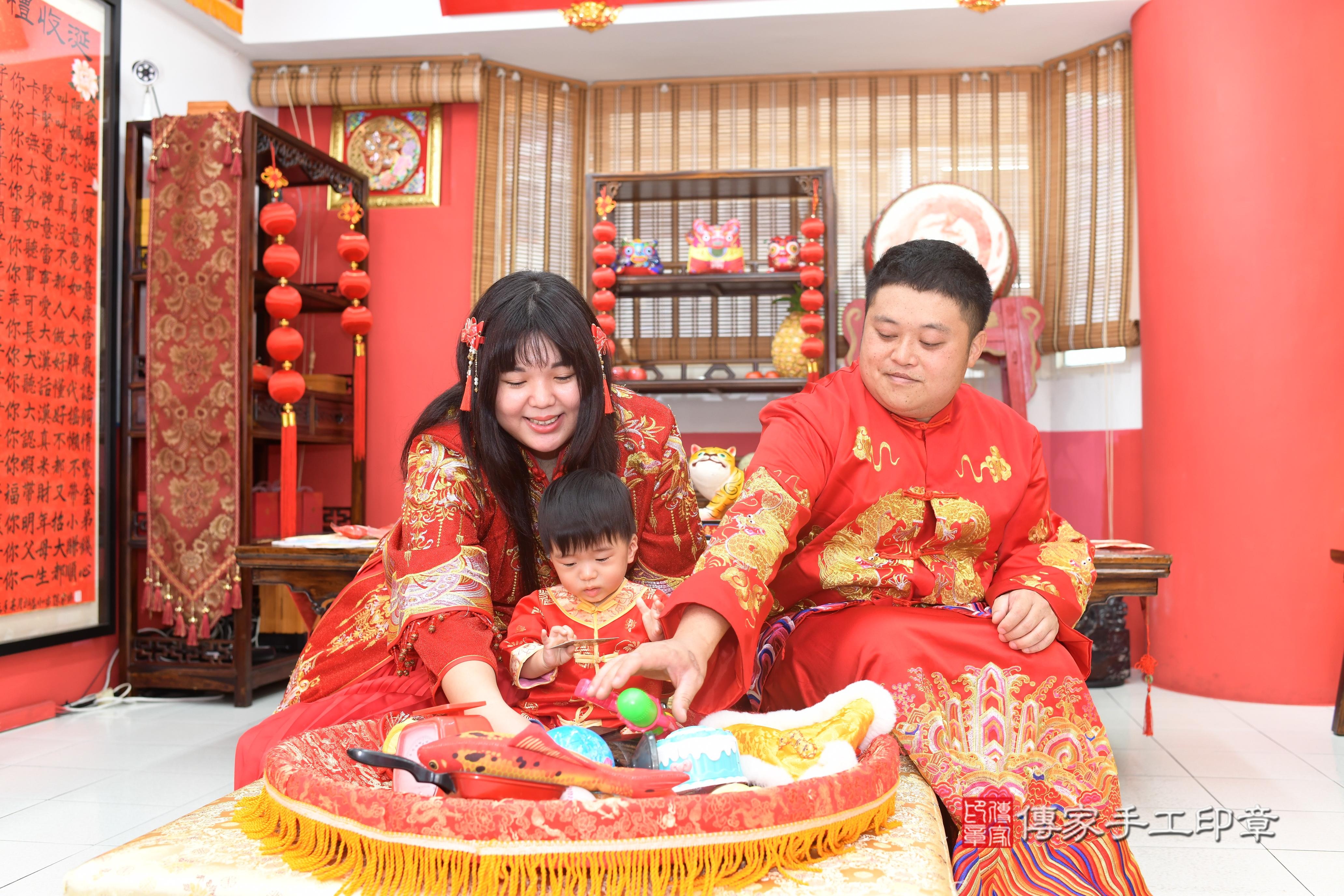 傳家手工印章高雄店、抓周、度脺、中國風會場、傳家嬰兒古禮、吉祥話、抓周道具物品24種、拍照。抓周證書。寶寶抓周、滿周歲、生日快樂、祝福 傳家手工印章高雄店、抓周、度脺、中國風會場、傳家嬰兒古禮、吉祥話、抓周道具物品24種、拍照。抓周證書。寶寶抓周、滿周歲、生日快樂、祝福