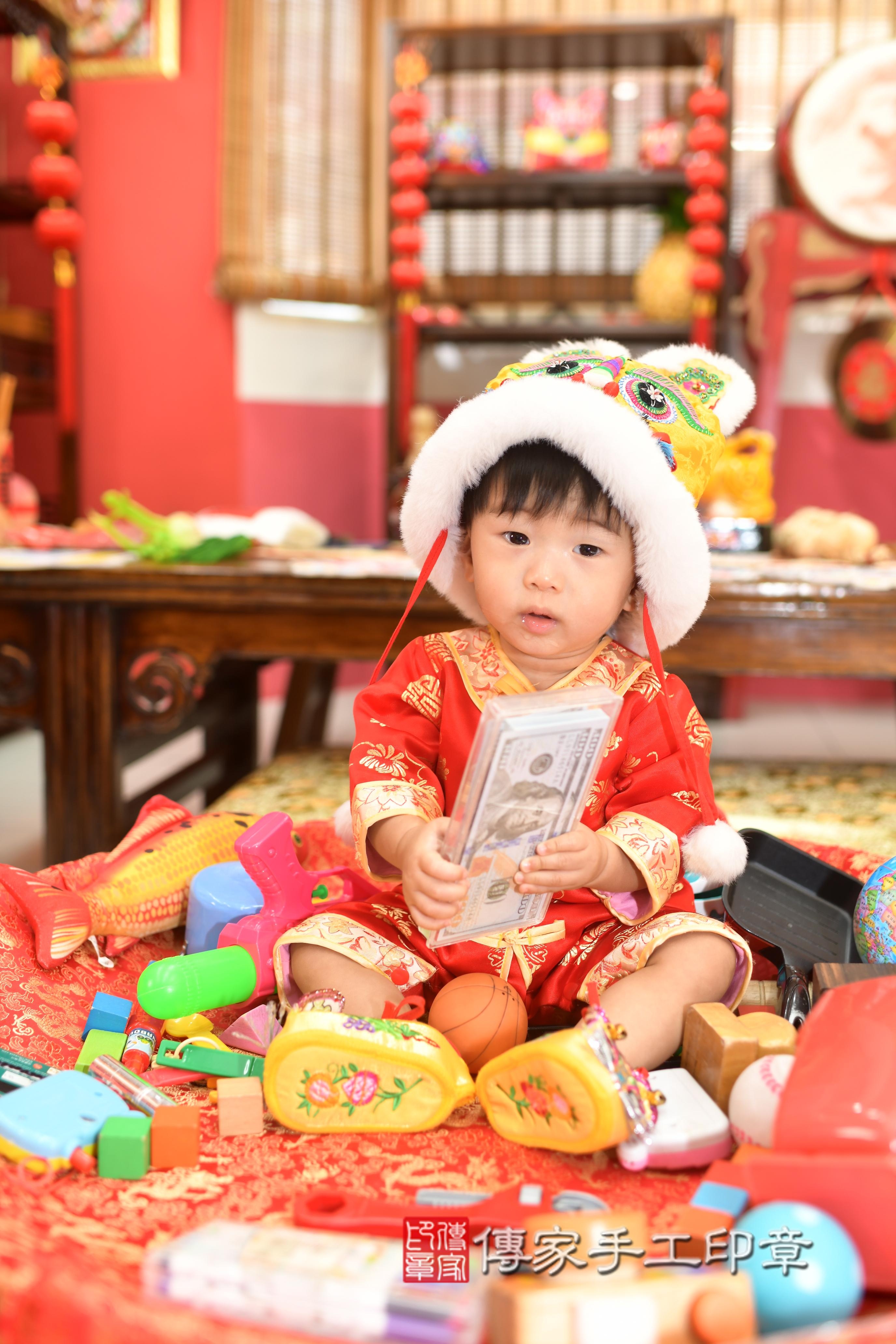 傳家手工印章高雄店、抓周、度脺、中國風會場、傳家嬰兒古禮、吉祥話、抓周道具物品24種、拍照。抓周證書。寶寶抓周、滿周歲、生日快樂、祝福 傳家手工印章高雄店、抓周、度脺、中國風會場、傳家嬰兒古禮、吉祥話、抓周道具物品24種、拍照。抓周證書。寶寶抓周、滿周歲、生日快樂、祝福