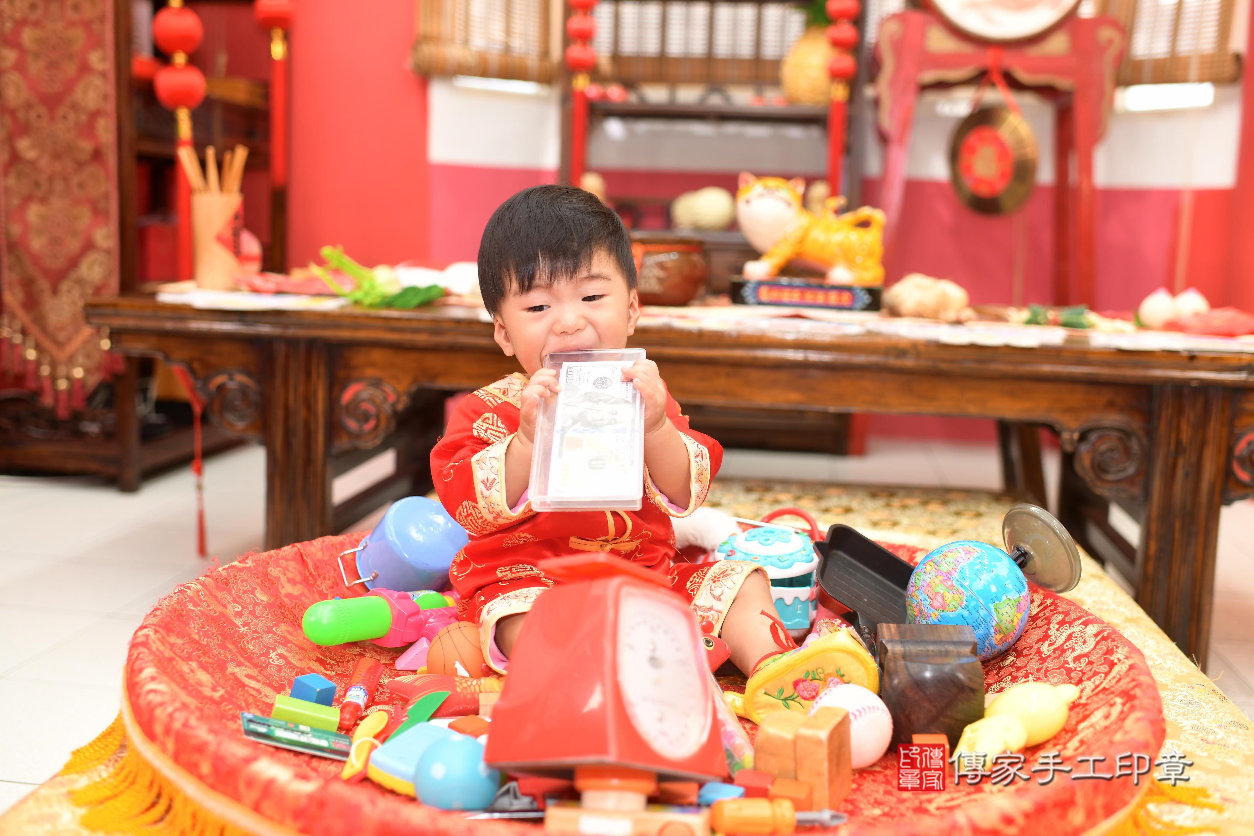 傳家手工印章高雄店、抓周、度脺、中國風會場、傳家嬰兒古禮、吉祥話、抓周道具物品24種、拍照。抓周證書。寶寶抓周、滿周歲、生日快樂、祝福 傳家手工印章高雄店、抓周、度脺、中國風會場、傳家嬰兒古禮、吉祥話、抓周道具物品24種、拍照。抓周證書。寶寶抓周、滿周歲、生日快樂、祝福