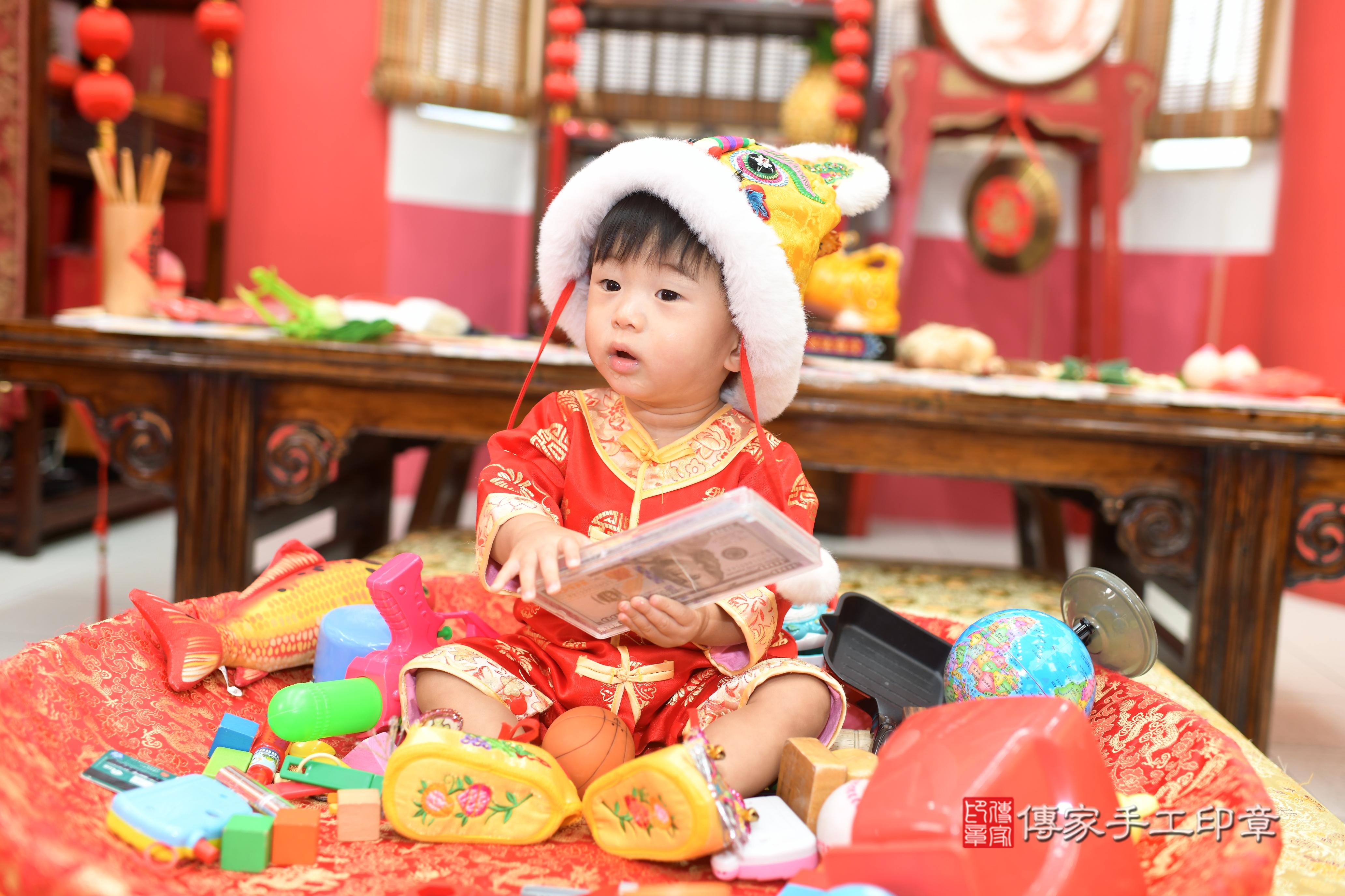 傳家手工印章高雄店、抓周、度脺、中國風會場、傳家嬰兒古禮、吉祥話、抓周道具物品24種、拍照。抓周證書。寶寶抓周、滿周歲、生日快樂、祝福 傳家手工印章高雄店、抓周、度脺、中國風會場、傳家嬰兒古禮、吉祥話、抓周道具物品24種、拍照。抓周證書。寶寶抓周、滿周歲、生日快樂、祝福