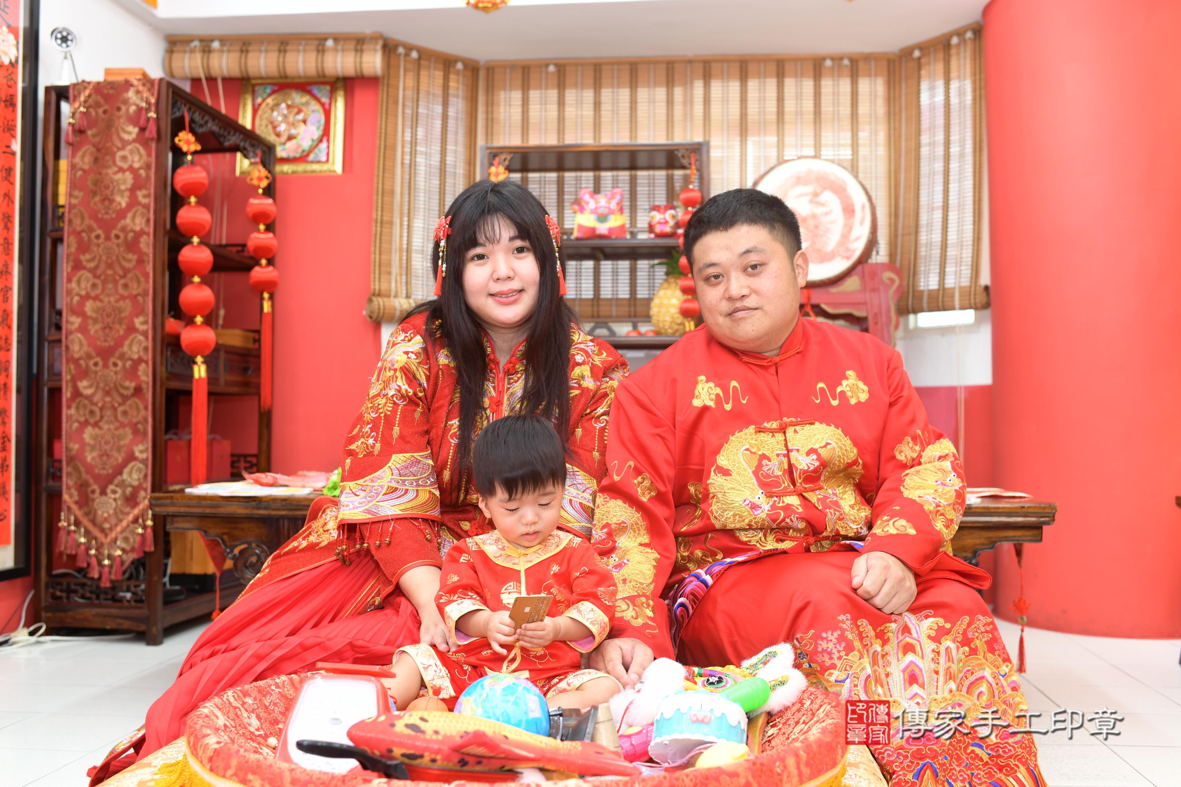 傳家手工印章高雄店、抓周、度脺、中國風會場、傳家嬰兒古禮、吉祥話、抓周道具物品24種、拍照。抓周證書。寶寶抓周、滿周歲、生日快樂、祝福 傳家手工印章高雄店、抓周、度脺、中國風會場、傳家嬰兒古禮、吉祥話、抓周道具物品24種、拍照。抓周證書。寶寶抓周、滿周歲、生日快樂、祝福