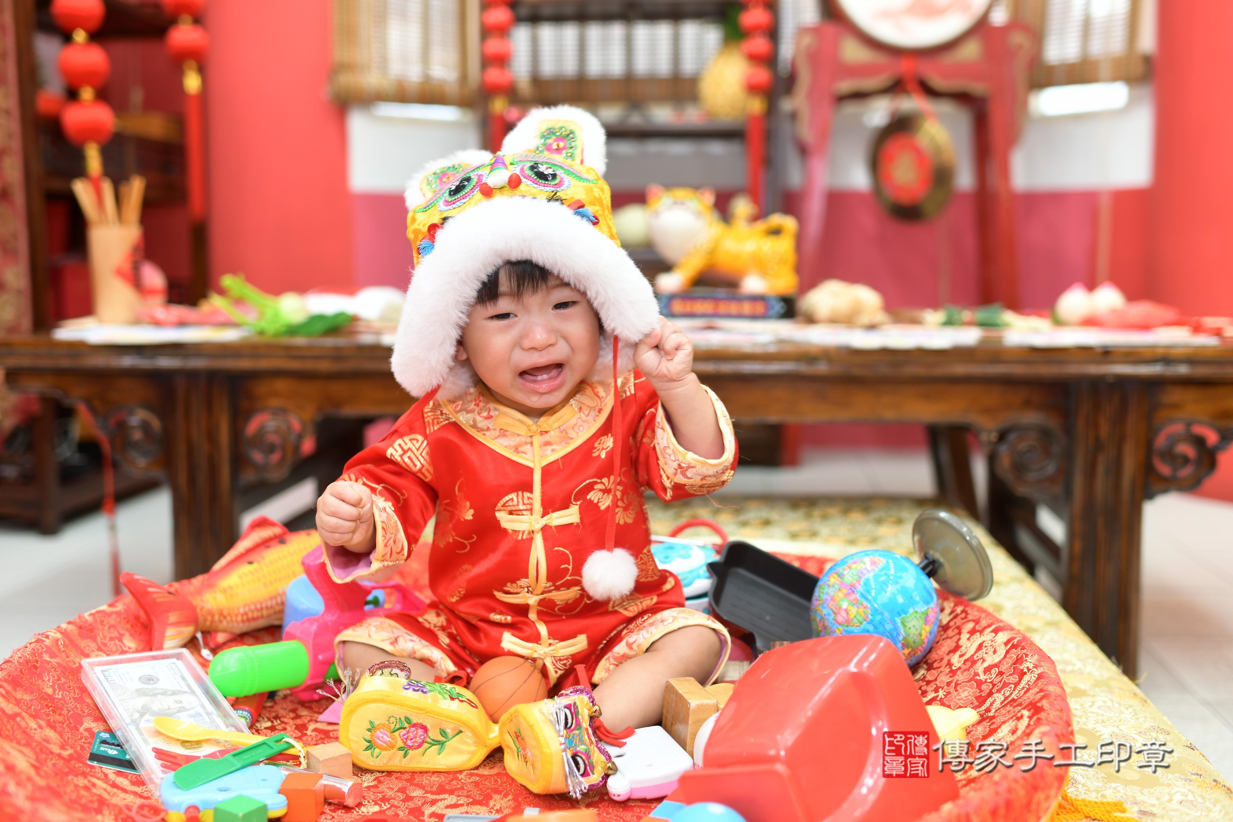 傳家手工印章高雄店、抓周、度脺、中國風會場、傳家嬰兒古禮、吉祥話、抓周道具物品24種、拍照。抓周證書。寶寶抓周、滿周歲、生日快樂、祝福 傳家手工印章高雄店、抓周、度脺、中國風會場、傳家嬰兒古禮、吉祥話、抓周道具物品24種、拍照。抓周證書。寶寶抓周、滿周歲、生日快樂、祝福