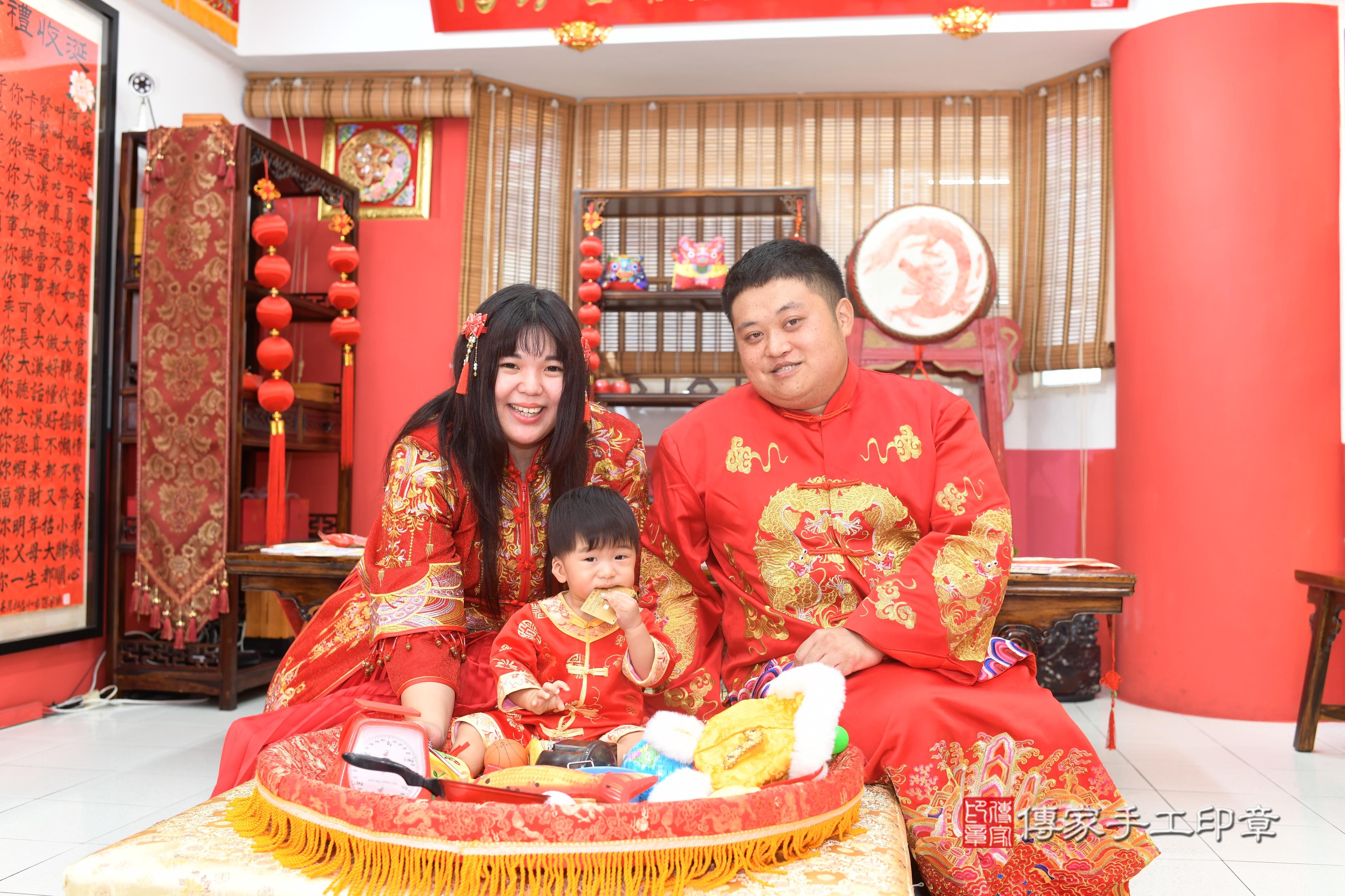 傳家手工印章高雄店、抓周、度脺、中國風會場、傳家嬰兒古禮、吉祥話、抓周道具物品24種、拍照。抓周證書。寶寶抓周、滿周歲、生日快樂、祝福 傳家手工印章高雄店、抓周、度脺、中國風會場、傳家嬰兒古禮、吉祥話、抓周道具物品24種、拍照。抓周證書。寶寶抓周、滿周歲、生日快樂、祝福