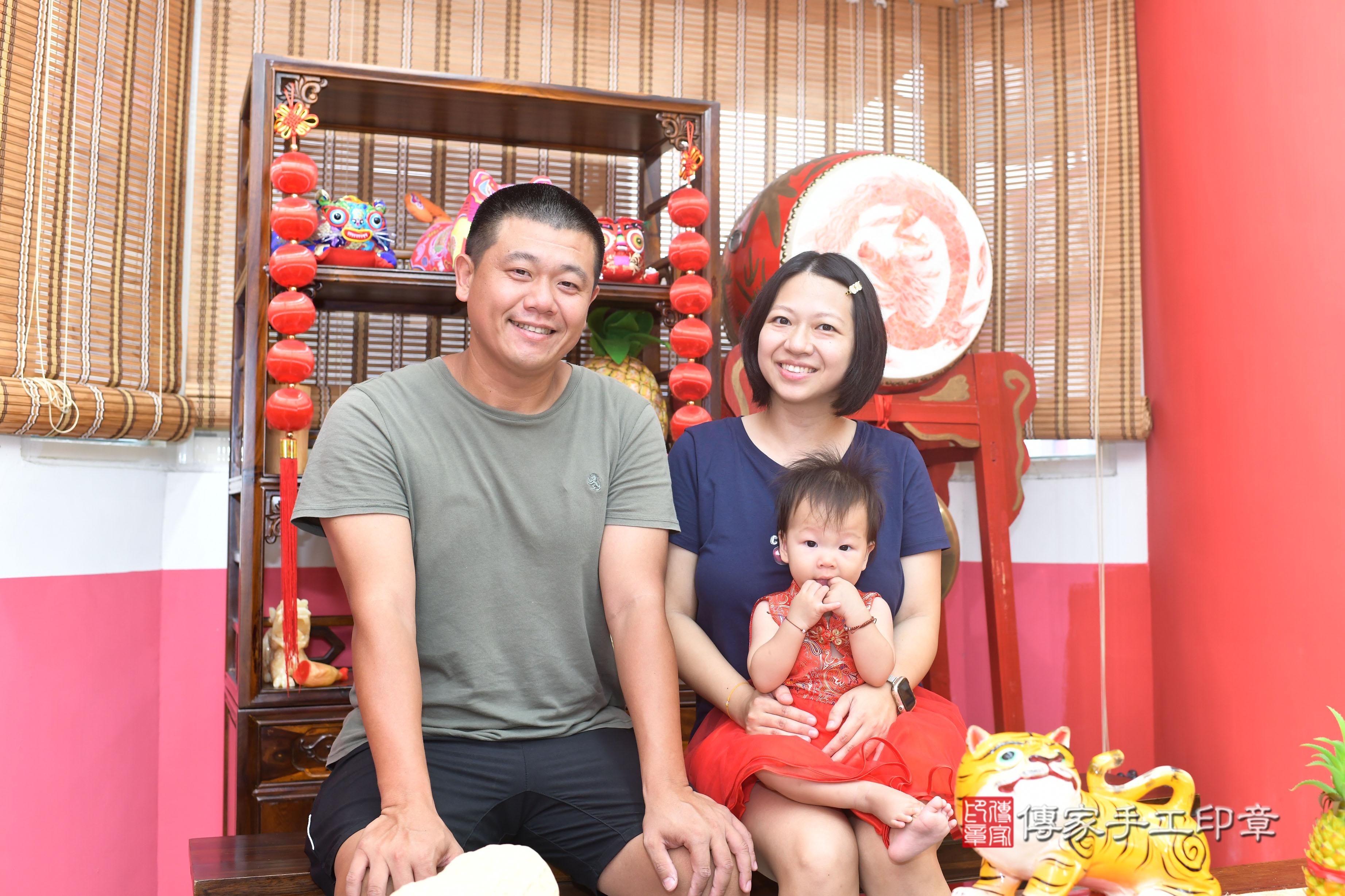 傳家手工印章高雄店、抓周、度脺、中國風會場、傳家嬰兒古禮、吉祥話、抓周道具物品24種、拍照。抓周證書。寶寶抓周、滿周歲、生日快樂、祝福 傳家手工印章高雄店、抓周、度脺、中國風會場、傳家嬰兒古禮、吉祥話、抓周道具物品24種、拍照。抓周證書。寶寶抓周、滿周歲、生日快樂、祝福