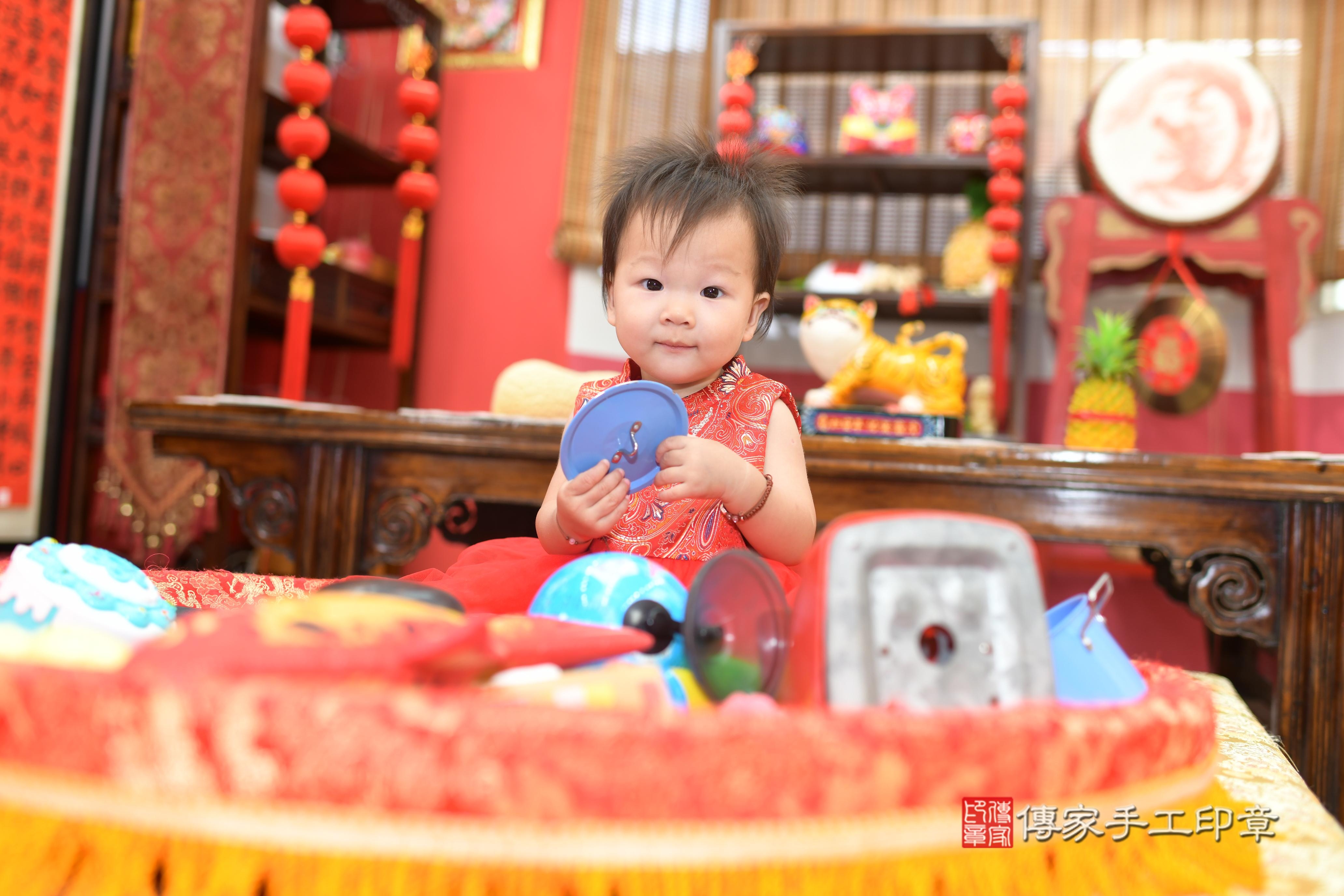 傳家手工印章高雄店、抓周、度脺、中國風會場、傳家嬰兒古禮、吉祥話、抓周道具物品24種、拍照。抓周證書。寶寶抓周、滿周歲、生日快樂、祝福 傳家手工印章高雄店、抓周、度脺、中國風會場、傳家嬰兒古禮、吉祥話、抓周道具物品24種、拍照。抓周證書。寶寶抓周、滿周歲、生日快樂、祝福