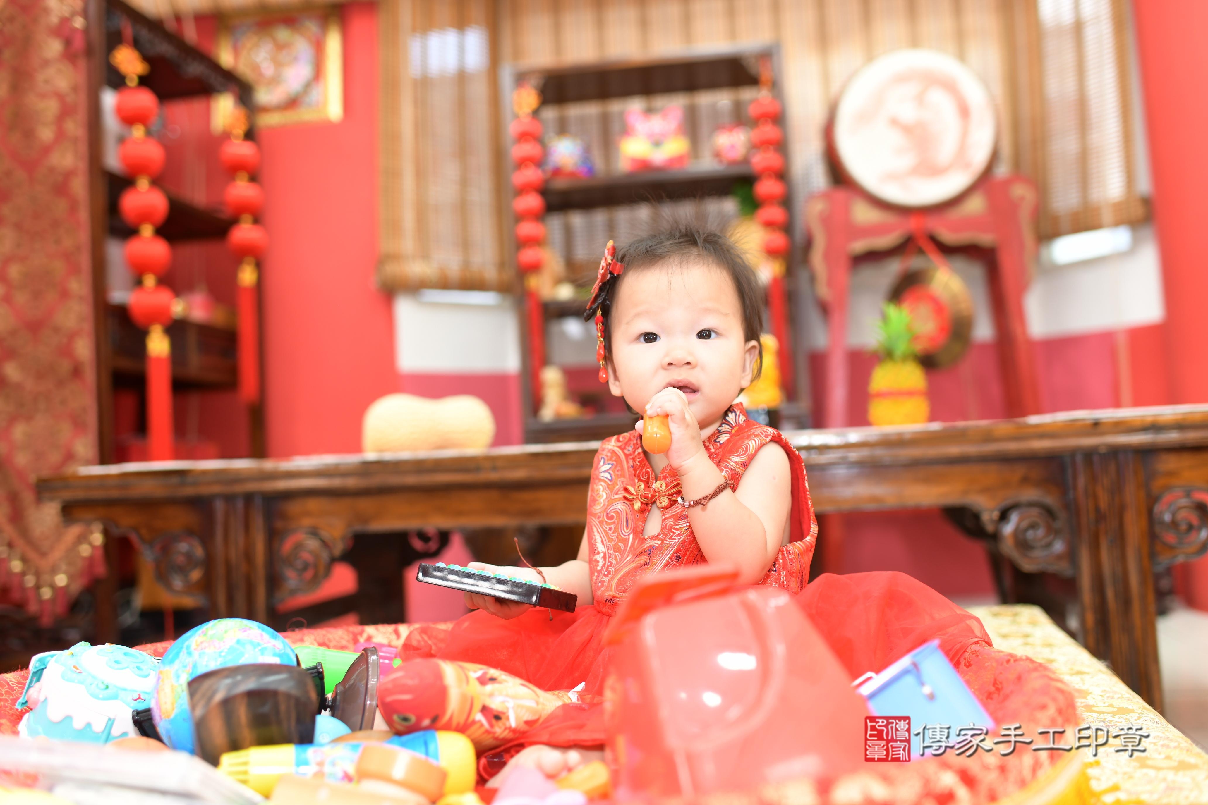 傳家手工印章高雄店、抓周、度脺、中國風會場、傳家嬰兒古禮、吉祥話、抓周道具物品24種、拍照。抓周證書。寶寶抓周、滿周歲、生日快樂、祝福 傳家手工印章高雄店、抓周、度脺、中國風會場、傳家嬰兒古禮、吉祥話、抓周道具物品24種、拍照。抓周證書。寶寶抓周、滿周歲、生日快樂、祝福