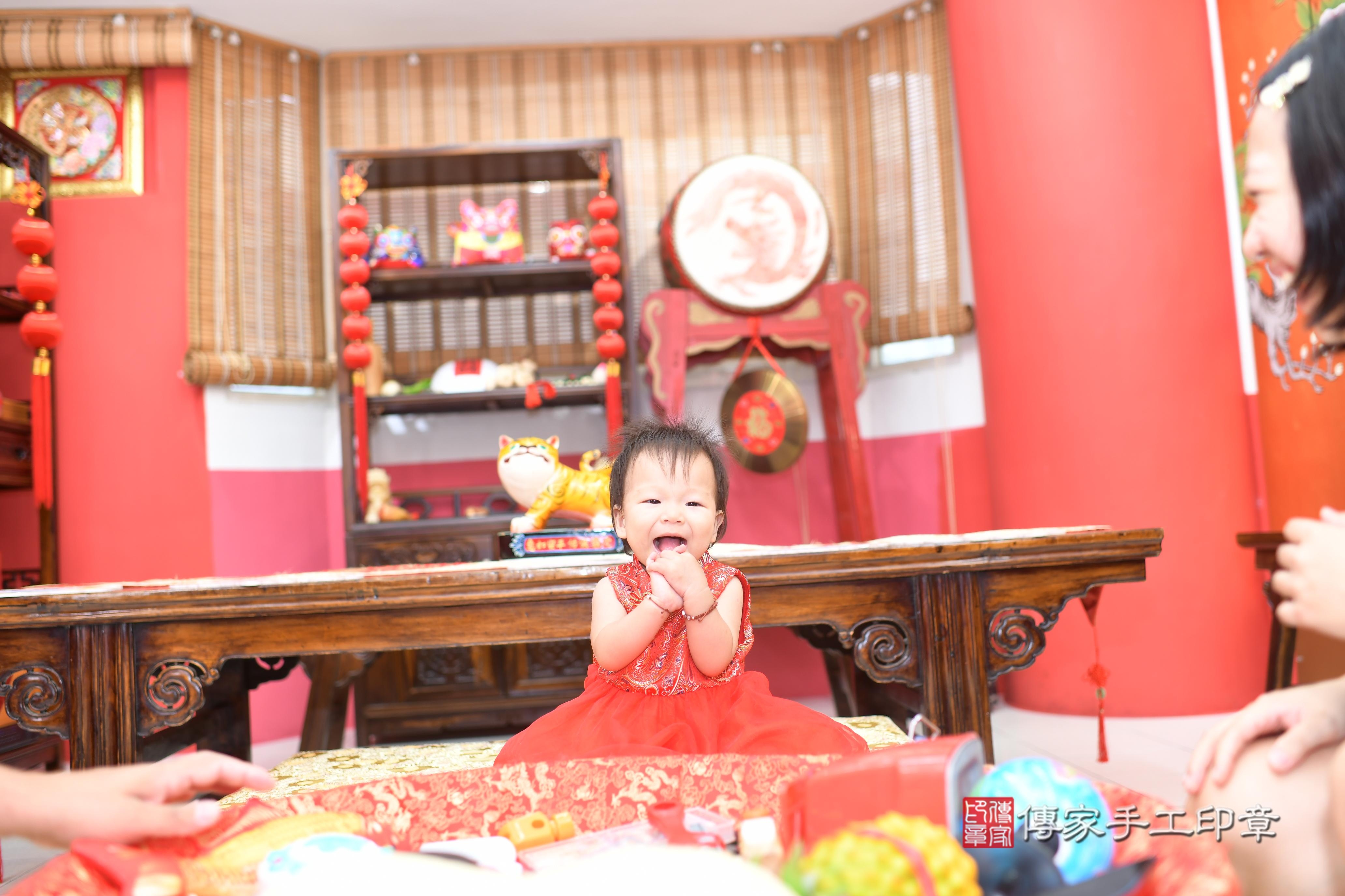 傳家手工印章高雄店、抓周、度脺、中國風會場、傳家嬰兒古禮、吉祥話、抓周道具物品24種、拍照。抓周證書。寶寶抓周、滿周歲、生日快樂、祝福 傳家手工印章高雄店、抓周、度脺、中國風會場、傳家嬰兒古禮、吉祥話、抓周道具物品24種、拍照。抓周證書。寶寶抓周、滿周歲、生日快樂、祝福