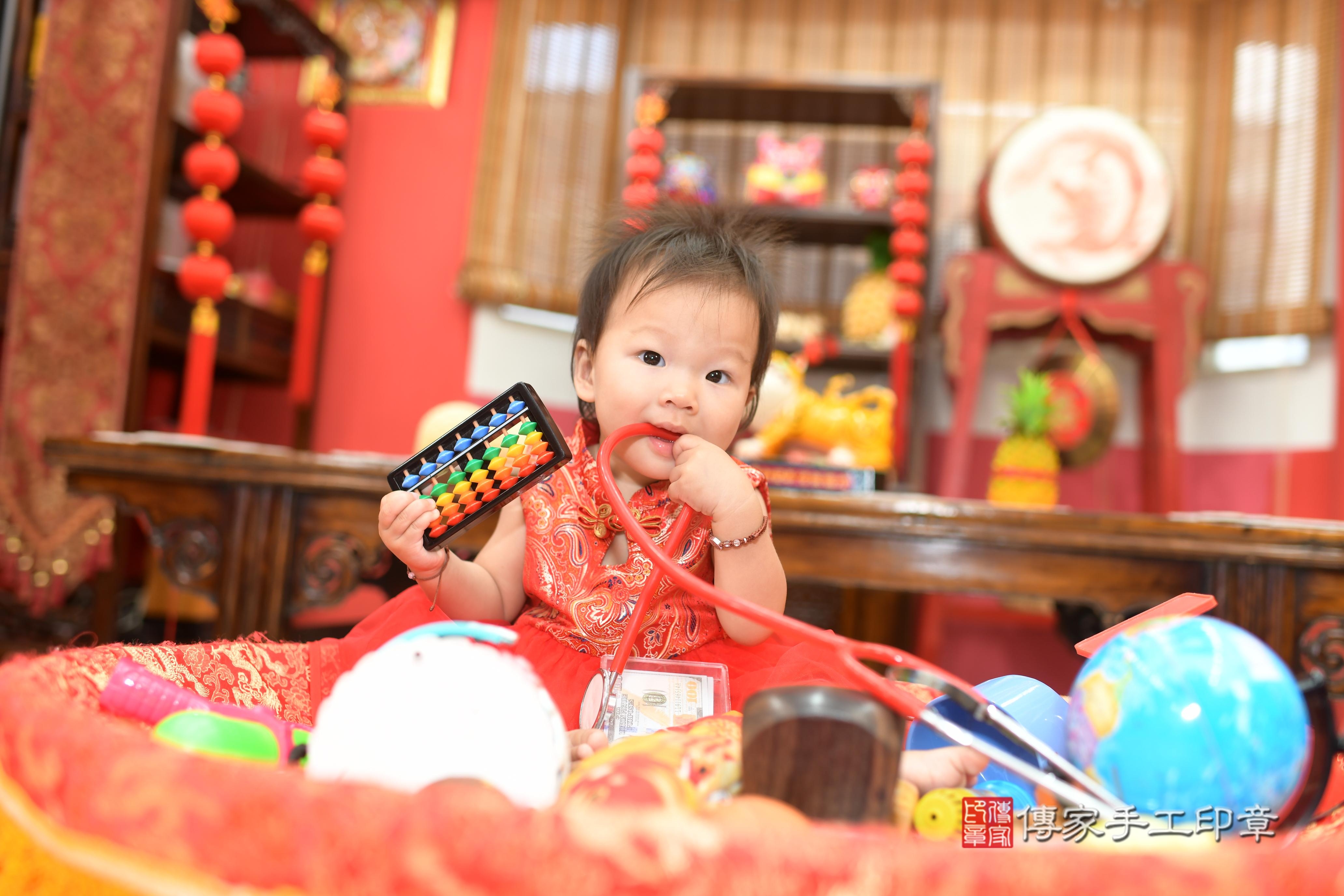 傳家手工印章高雄店、抓周、度脺、中國風會場、傳家嬰兒古禮、吉祥話、抓周道具物品24種、拍照。抓周證書。寶寶抓周、滿周歲、生日快樂、祝福 傳家手工印章高雄店、抓周、度脺、中國風會場、傳家嬰兒古禮、吉祥話、抓周道具物品24種、拍照。抓周證書。寶寶抓周、滿周歲、生日快樂、祝福