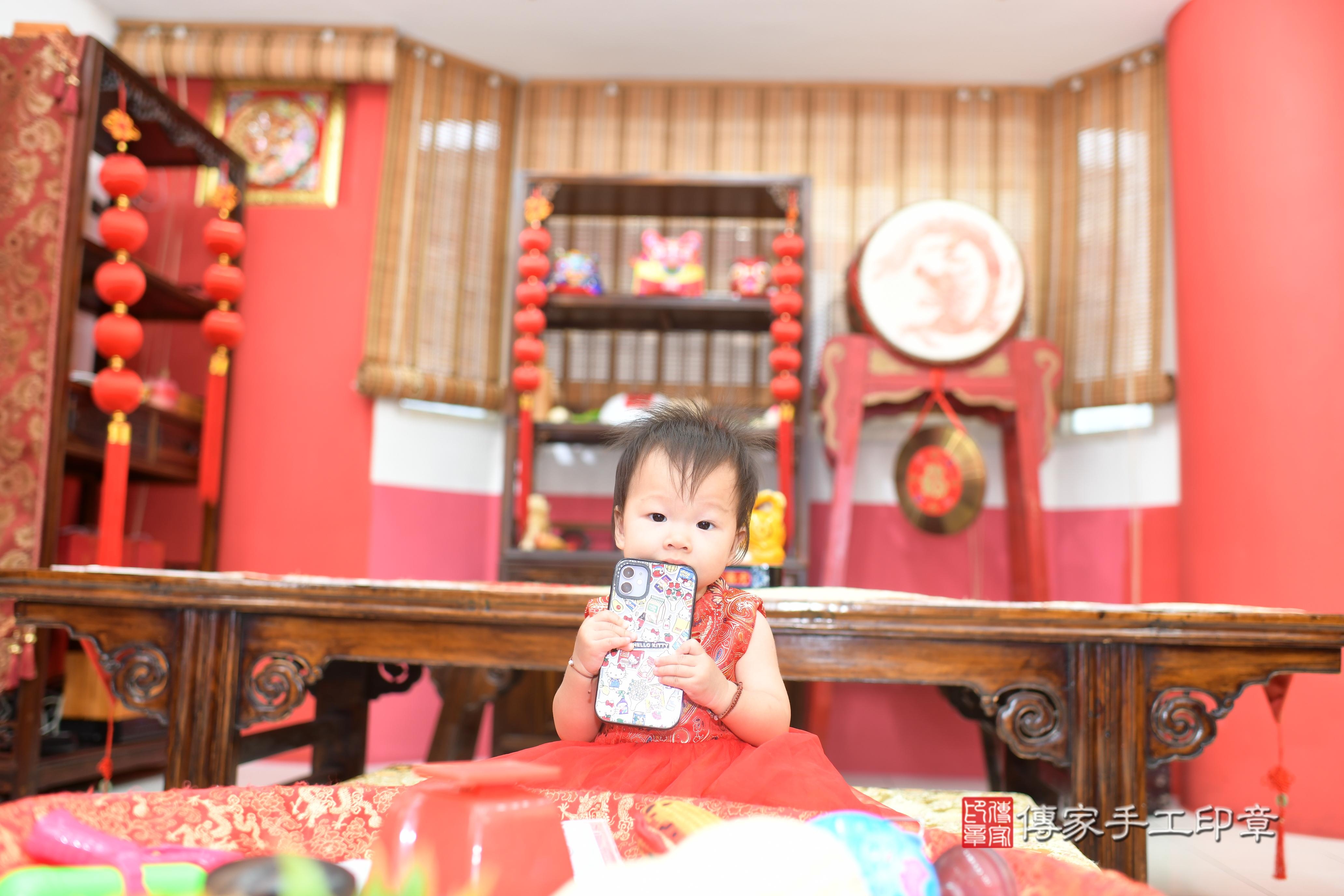 傳家手工印章高雄店、抓周、度脺、中國風會場、傳家嬰兒古禮、吉祥話、抓周道具物品24種、拍照。抓周證書。寶寶抓周、滿周歲、生日快樂、祝福 傳家手工印章高雄店、抓周、度脺、中國風會場、傳家嬰兒古禮、吉祥話、抓周道具物品24種、拍照。抓周證書。寶寶抓周、滿周歲、生日快樂、祝福