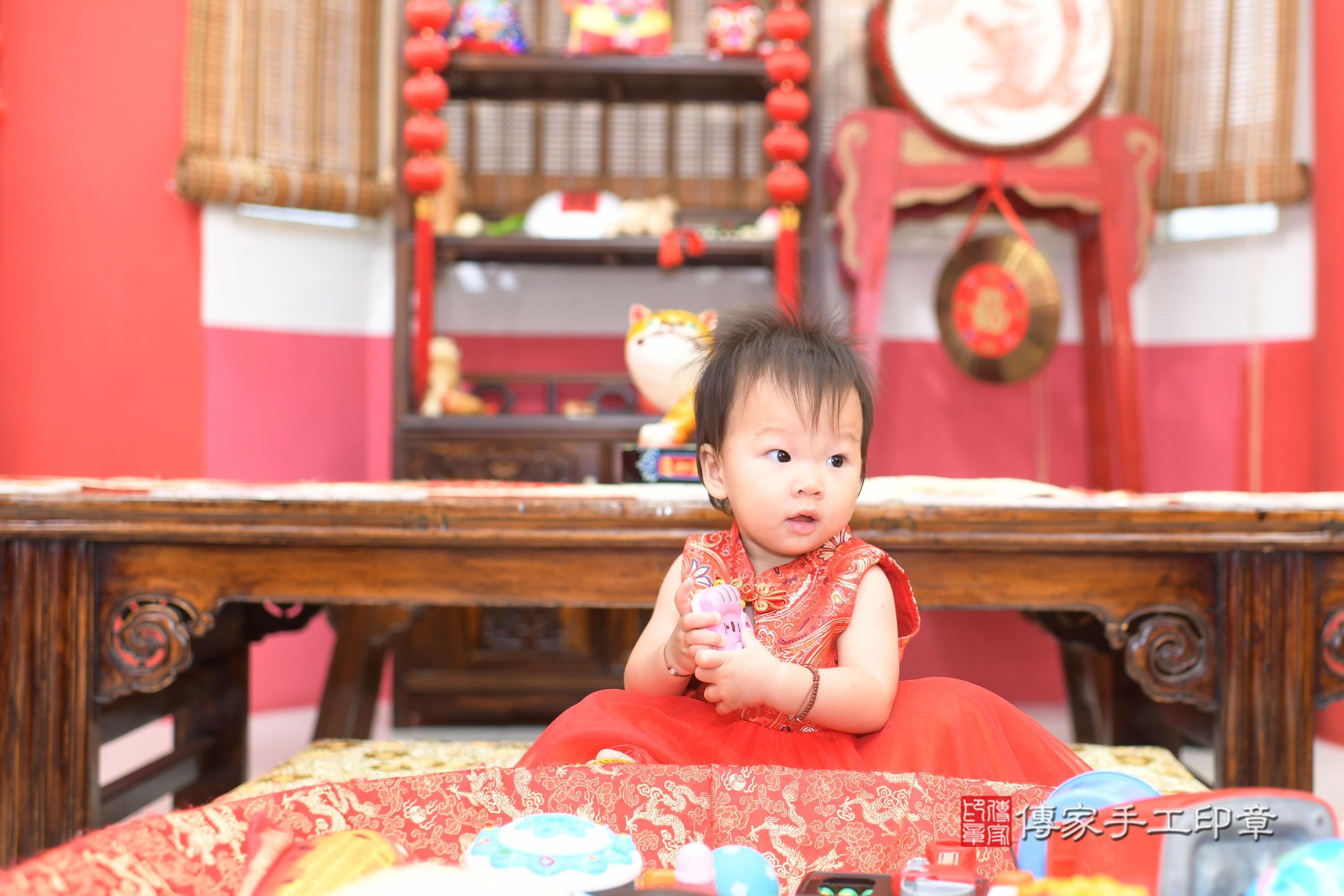 傳家手工印章高雄店、抓周、度脺、中國風會場、傳家嬰兒古禮、吉祥話、抓周道具物品24種、拍照。抓周證書。寶寶抓周、滿周歲、生日快樂、祝福 傳家手工印章高雄店、抓周、度脺、中國風會場、傳家嬰兒古禮、吉祥話、抓周道具物品24種、拍照。抓周證書。寶寶抓周、滿周歲、生日快樂、祝福